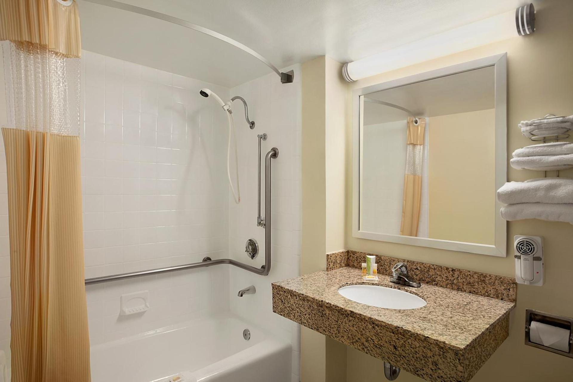 Days Inn of Frederick by Wyndham photo 32