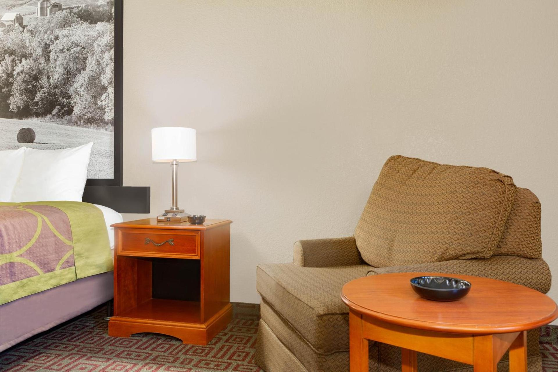 Super 8 by Wyndham Fort Madison photo 38