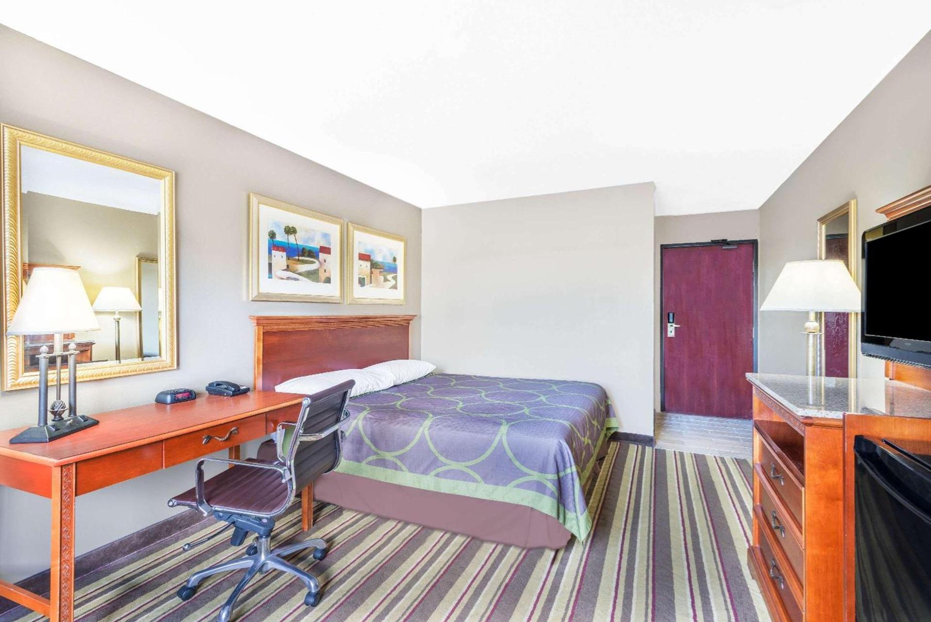 Super 8 by Wyndham Tilton/Lake Winnipesaukee photo 8
