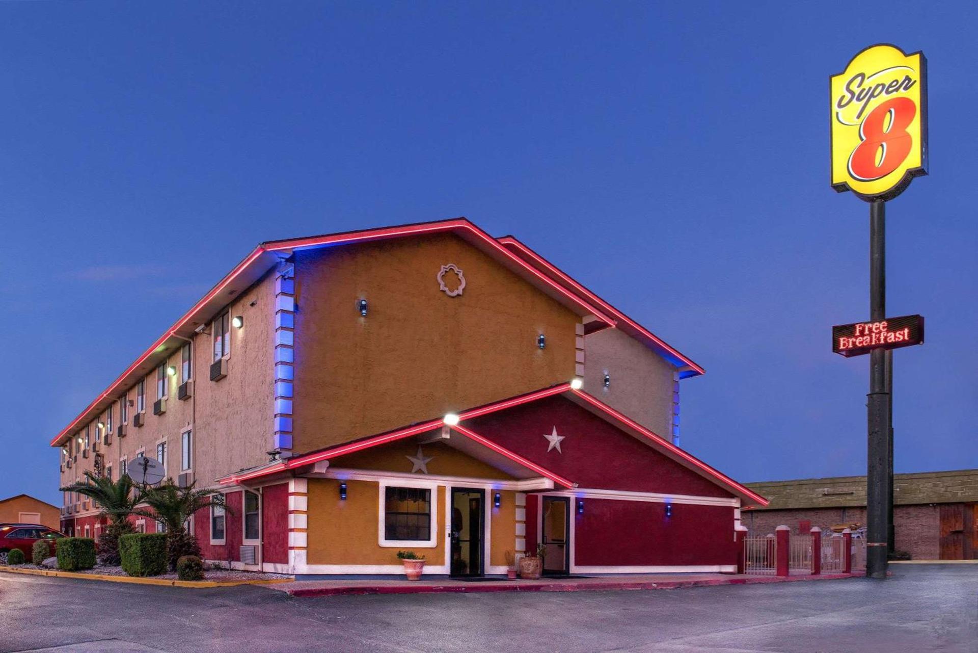 Super 8 by Wyndham San Antonio/I-35 North photo 2