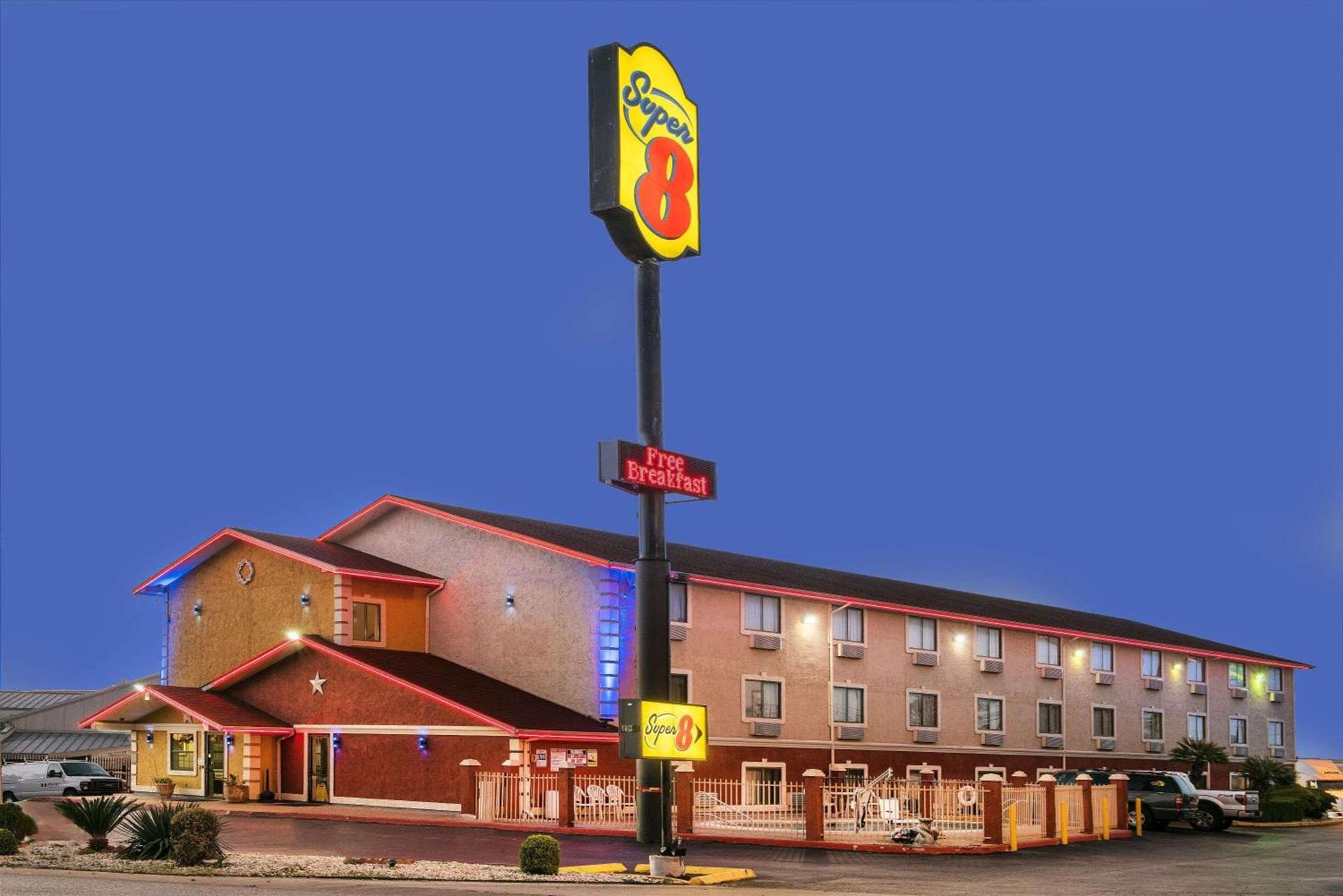Super 8 by Wyndham San Antonio/I-35 North photo 4