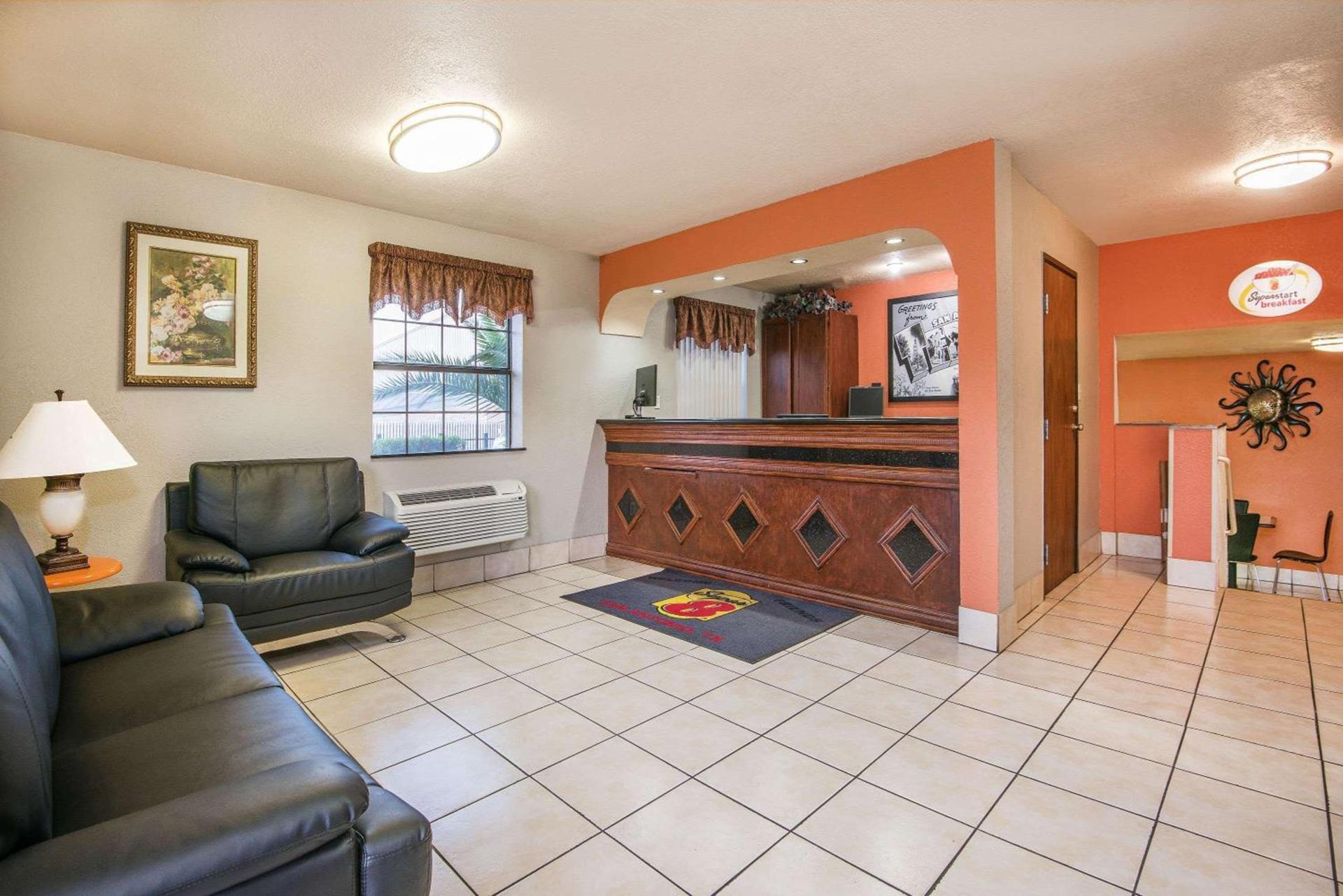 Super 8 by Wyndham San Antonio/I-35 North photo 6