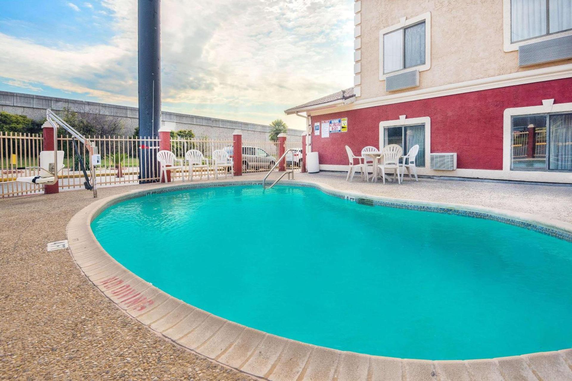 Super 8 by Wyndham San Antonio/I-35 North photo 7