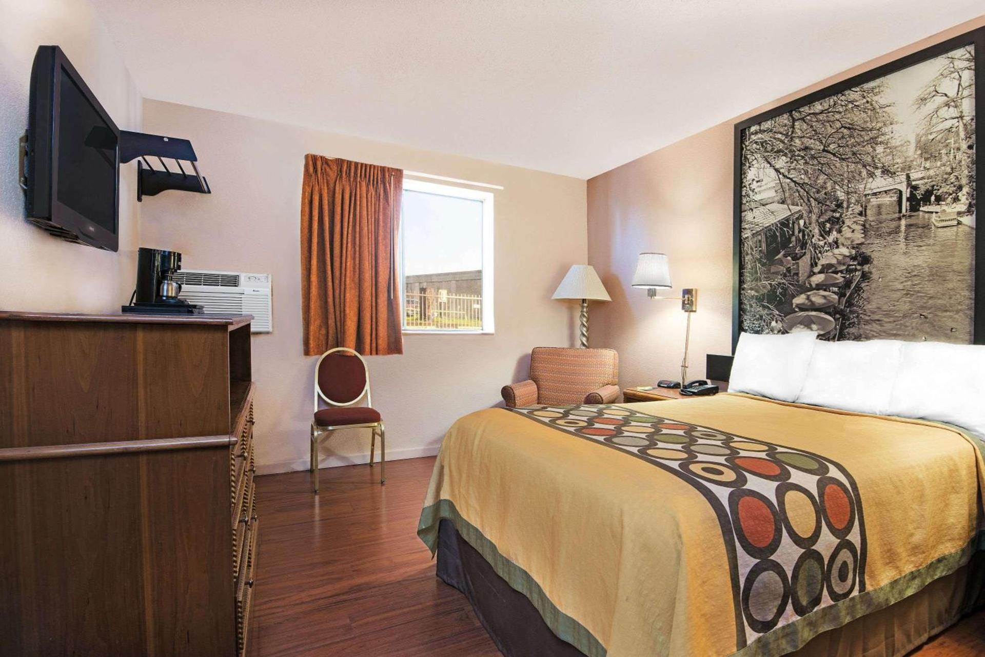 Super 8 by Wyndham San Antonio/I-35 North photo 8