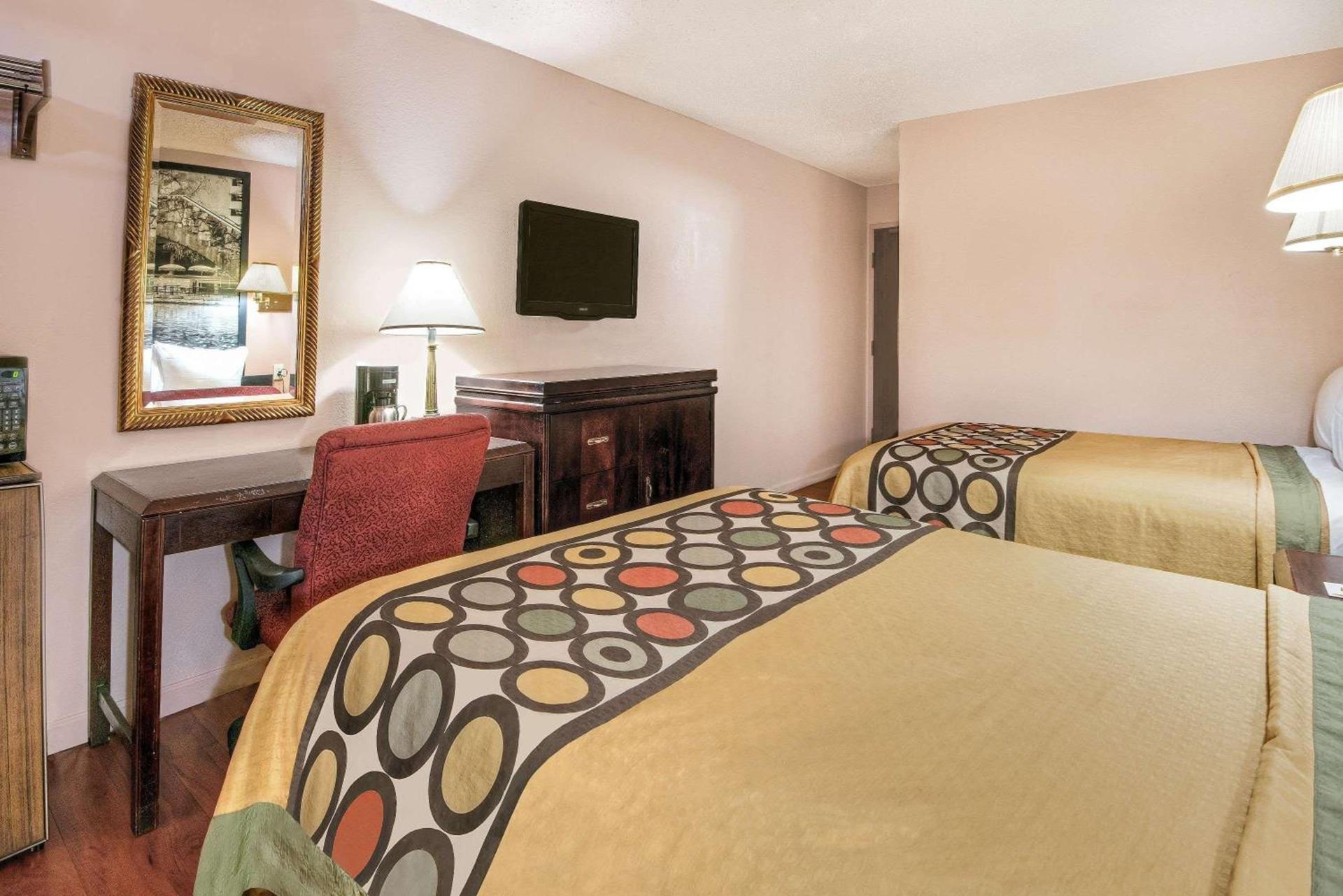 Super 8 by Wyndham San Antonio/I-35 North photo 9