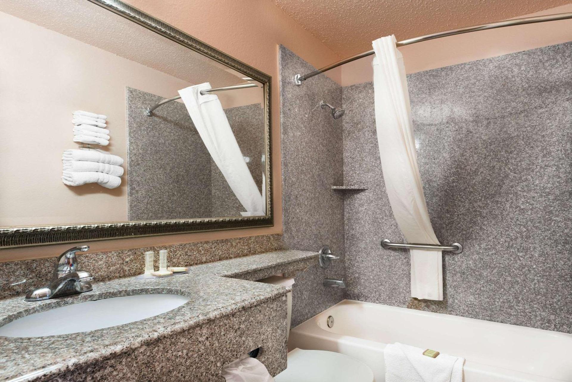 Super 8 by Wyndham San Antonio/I-35 North photo 14