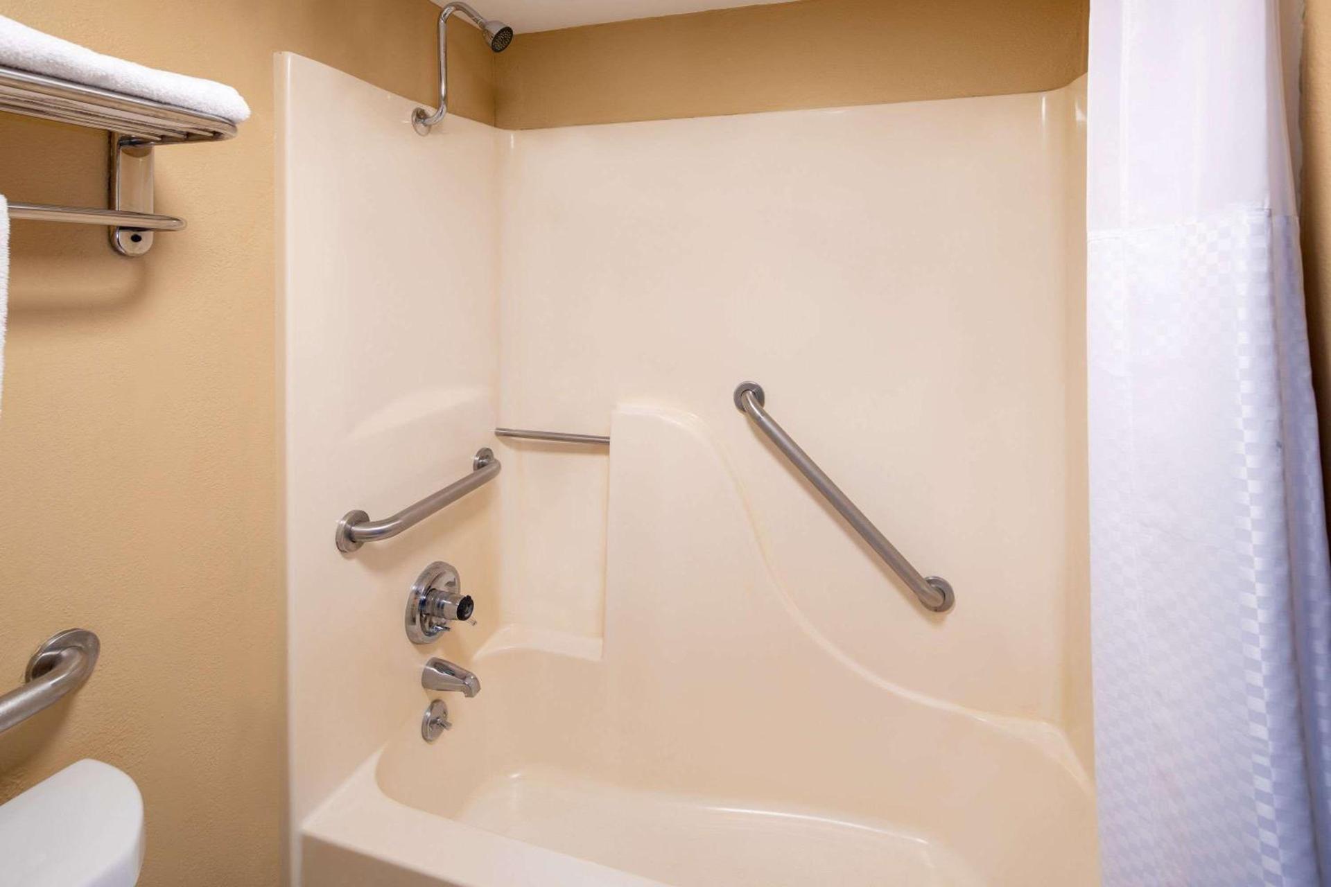 Days Inn by Wyndham Tupelo photo 2