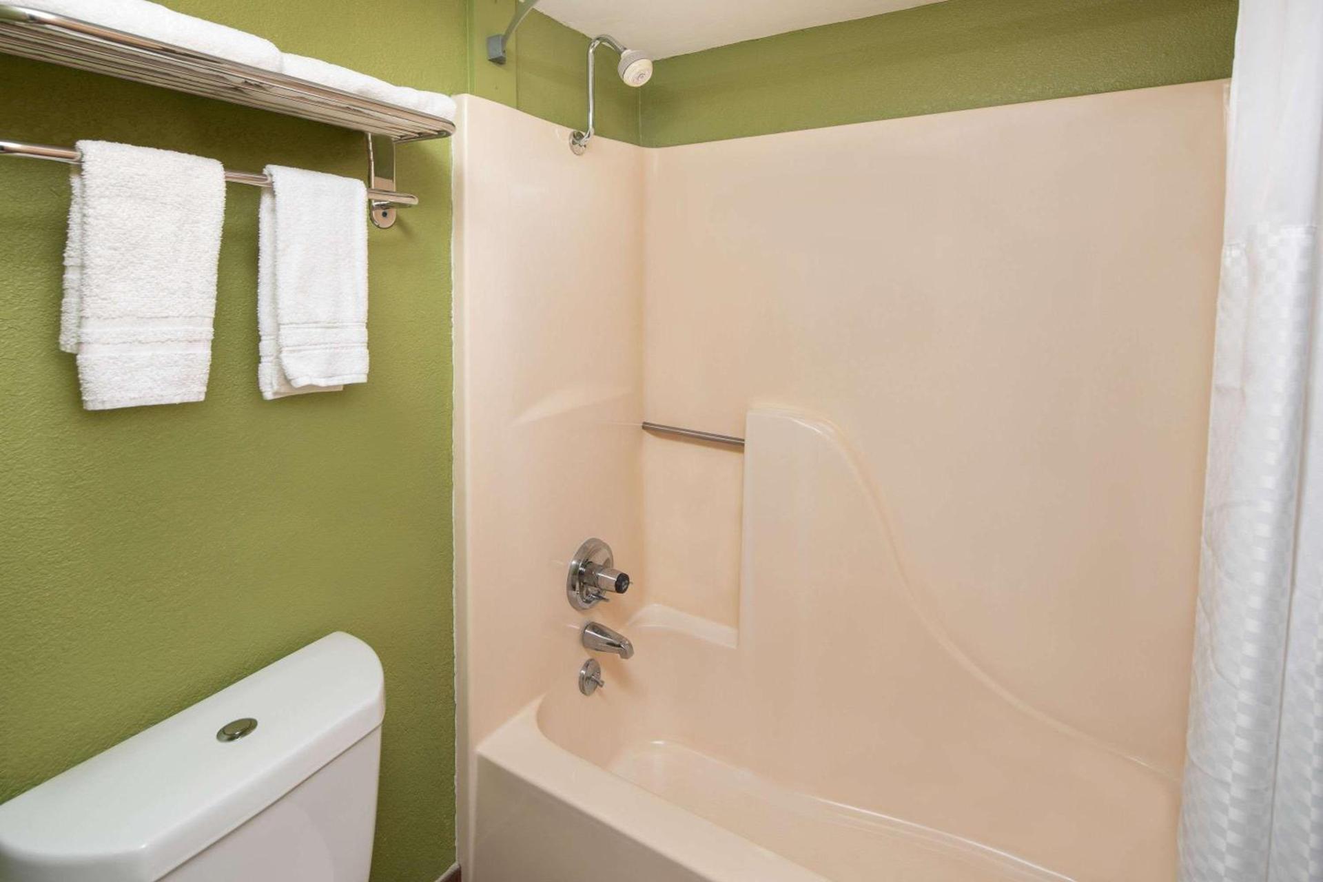 Days Inn by Wyndham Tupelo photo 13