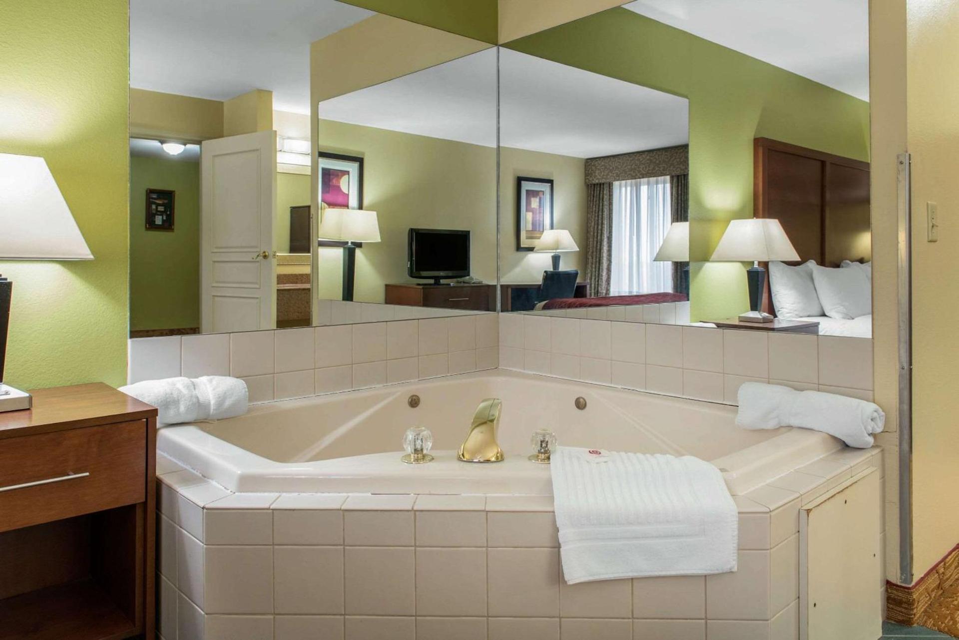 Quality Inn Jacksonville near I-72 photo 15