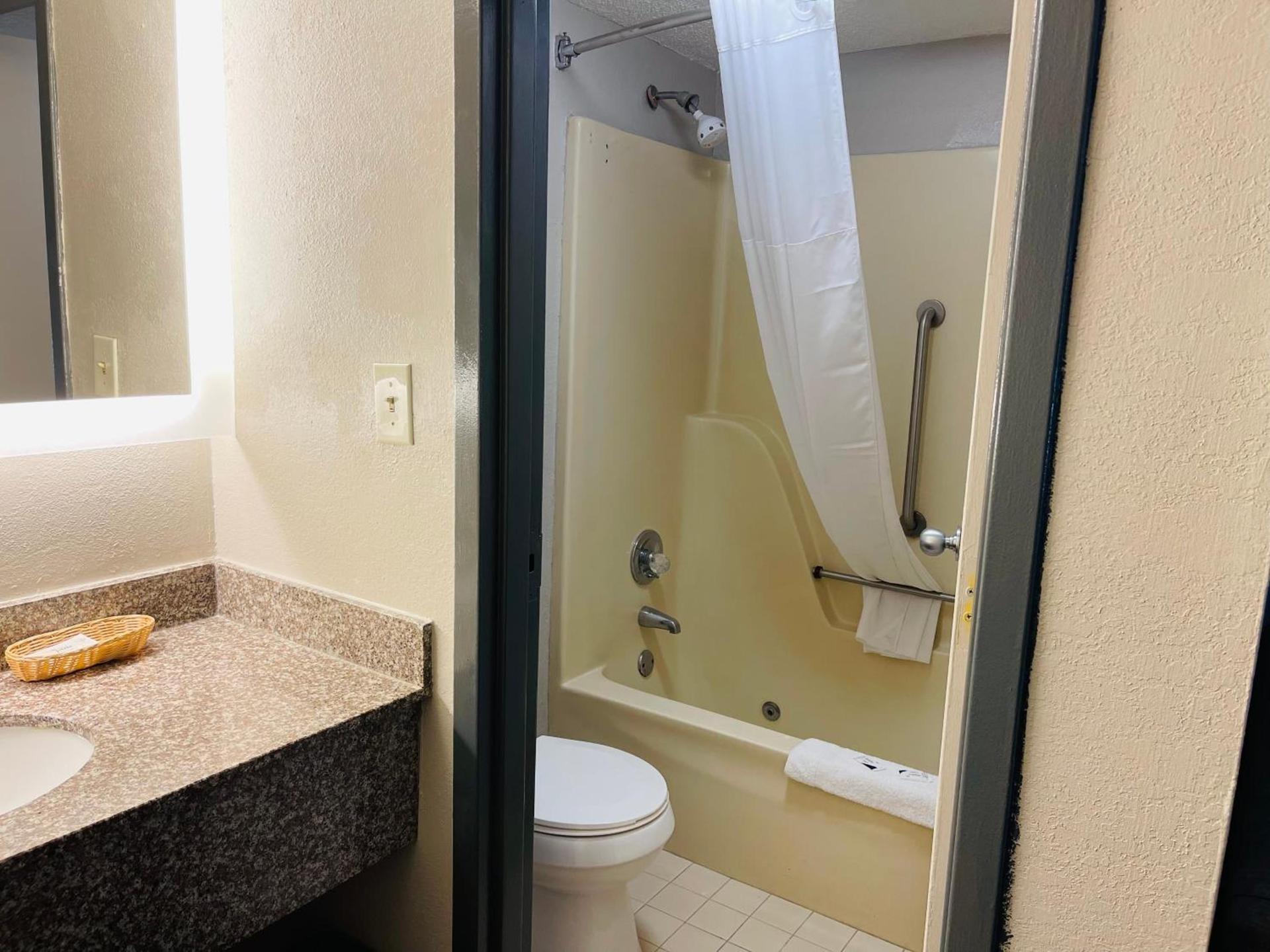 Rodeway Inn Greenwood photo 35