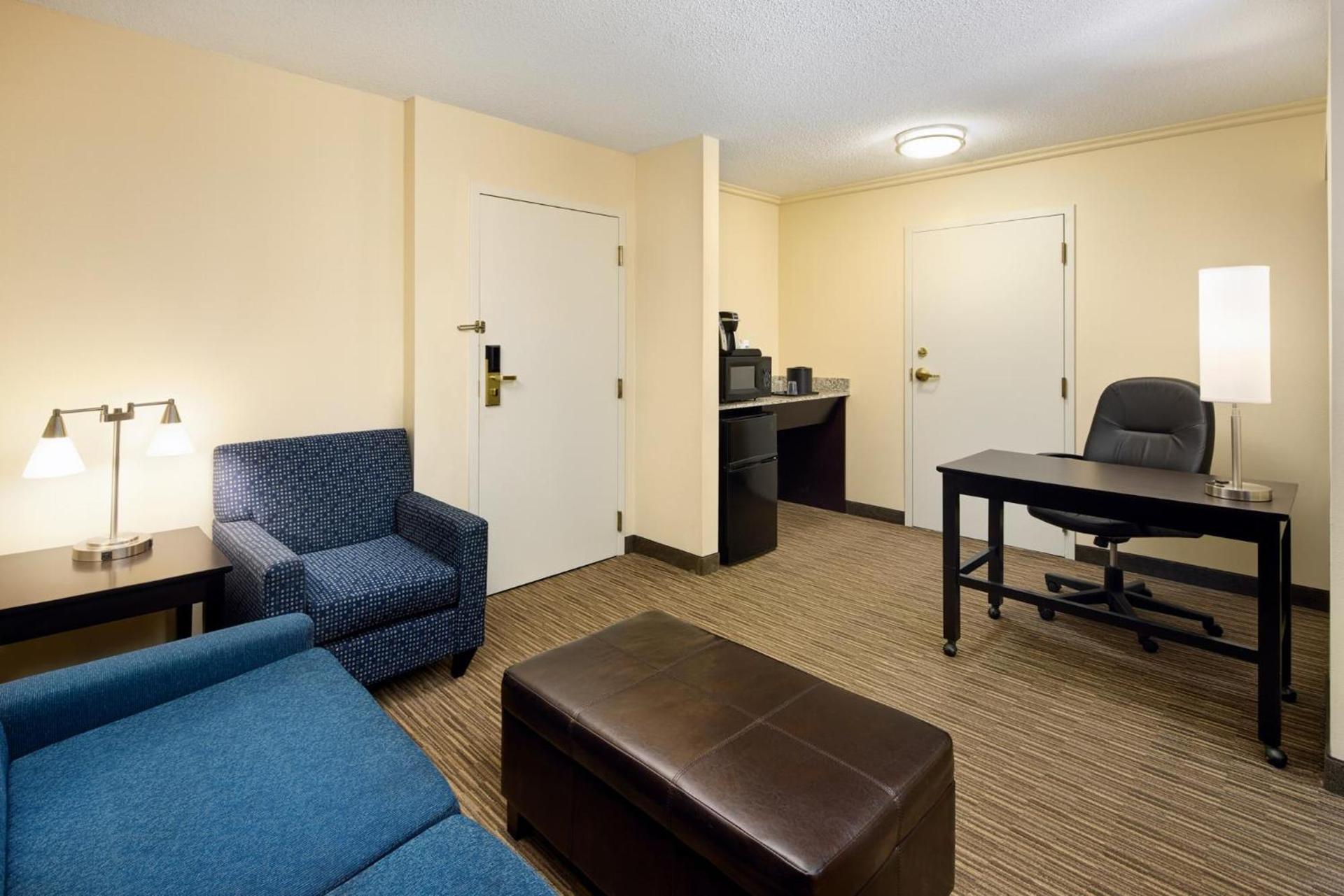 Holiday Inn Express & Suites Alpharetta by IHG photo 4