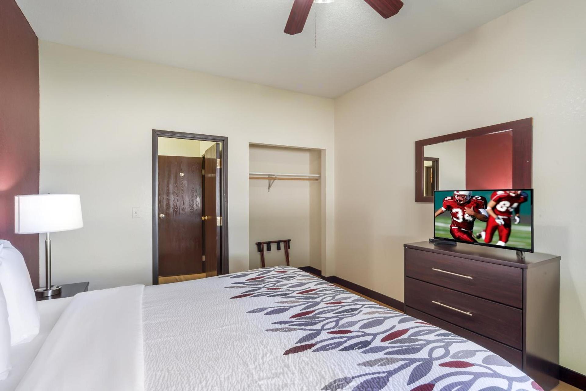 Red Roof Inn & Suites Omaha - Council Bluffs photo 46