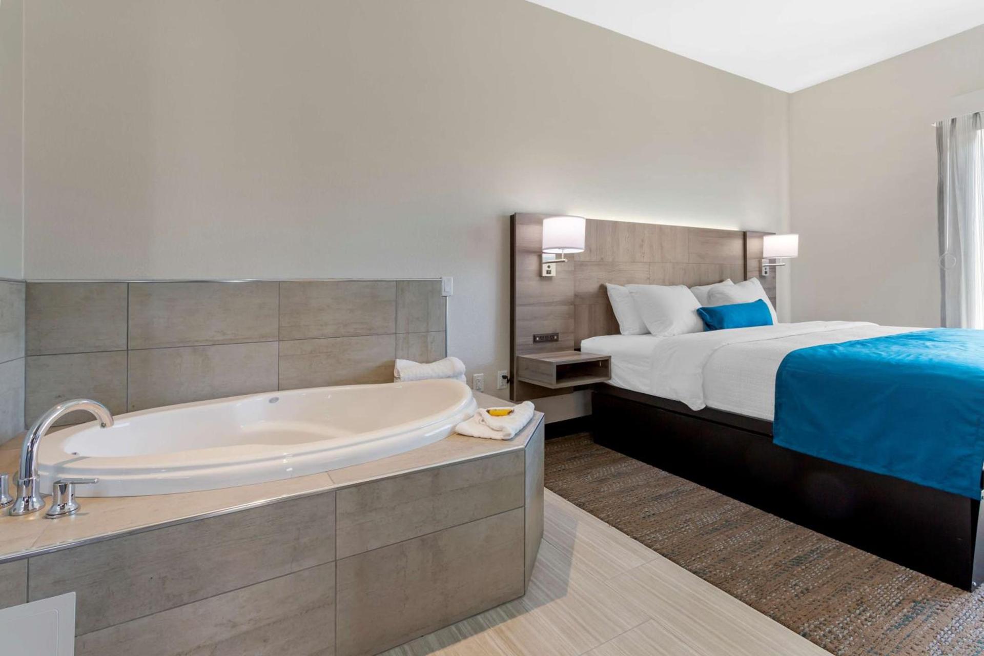 Best Western Plus Executive Residency Phoenix North Happy Valley photo 26