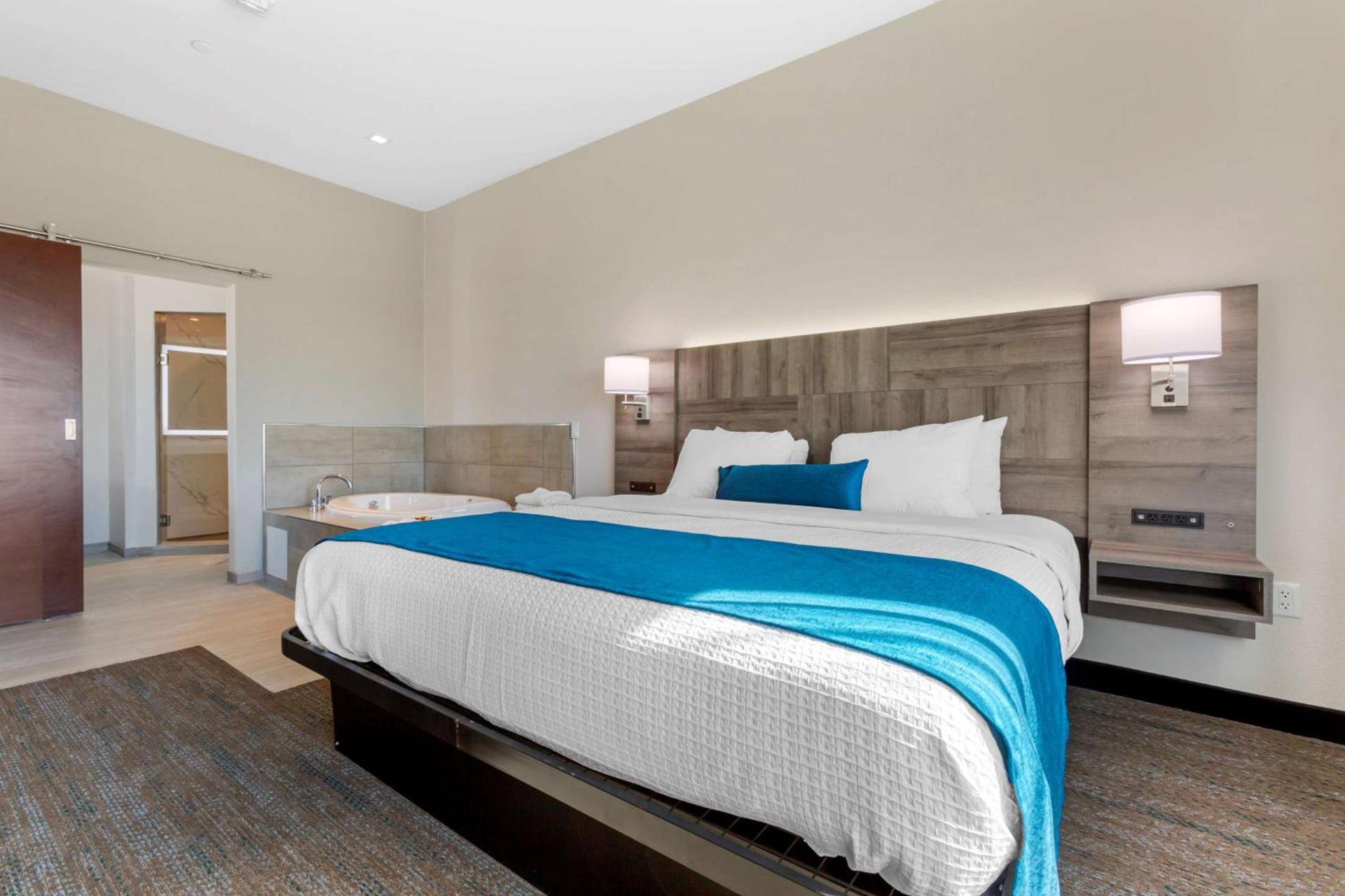 Best Western Plus Executive Residency Phoenix North Happy Valley photo 27