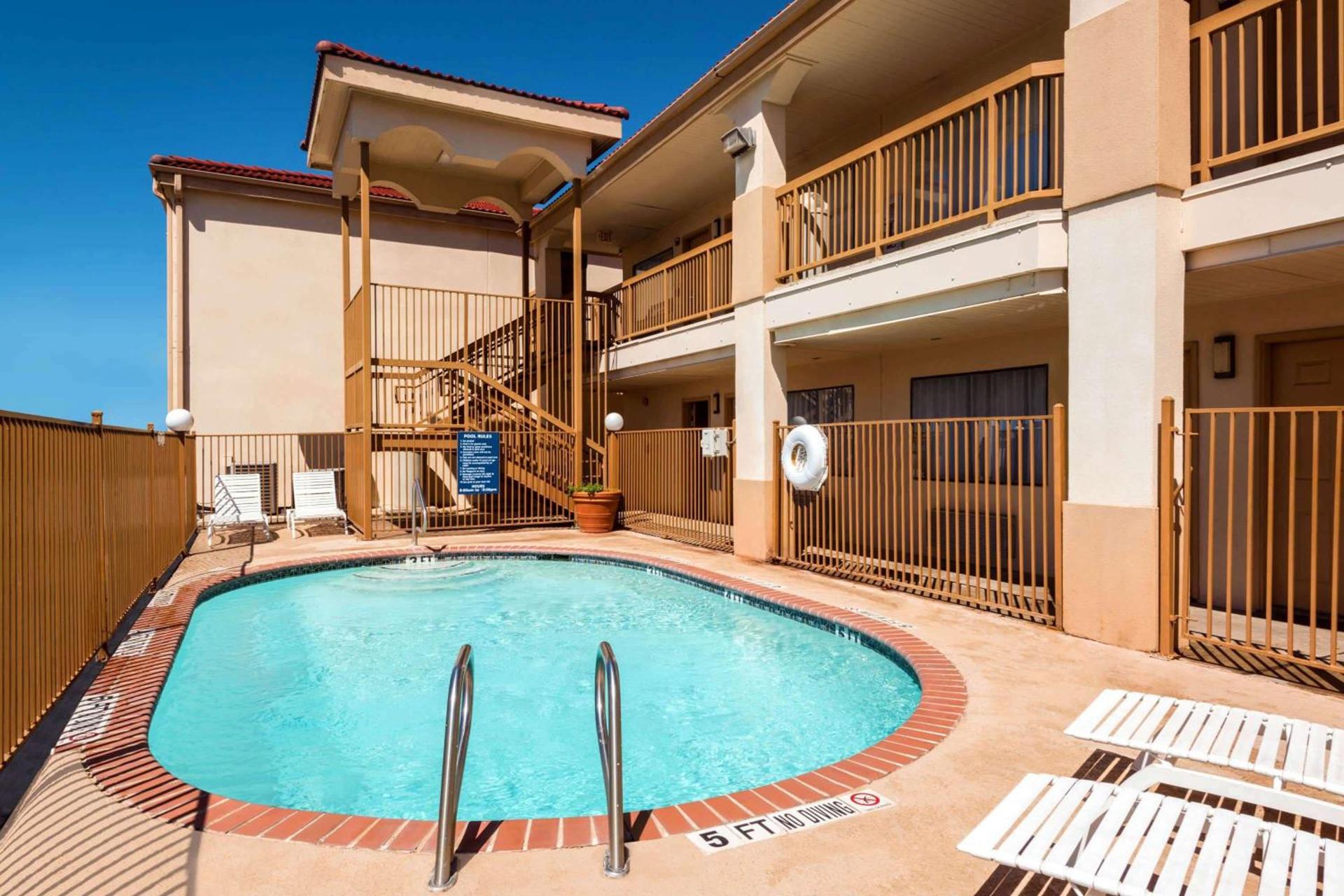 Days Inn by Wyndham Near Seaworld San Antonio photo 3