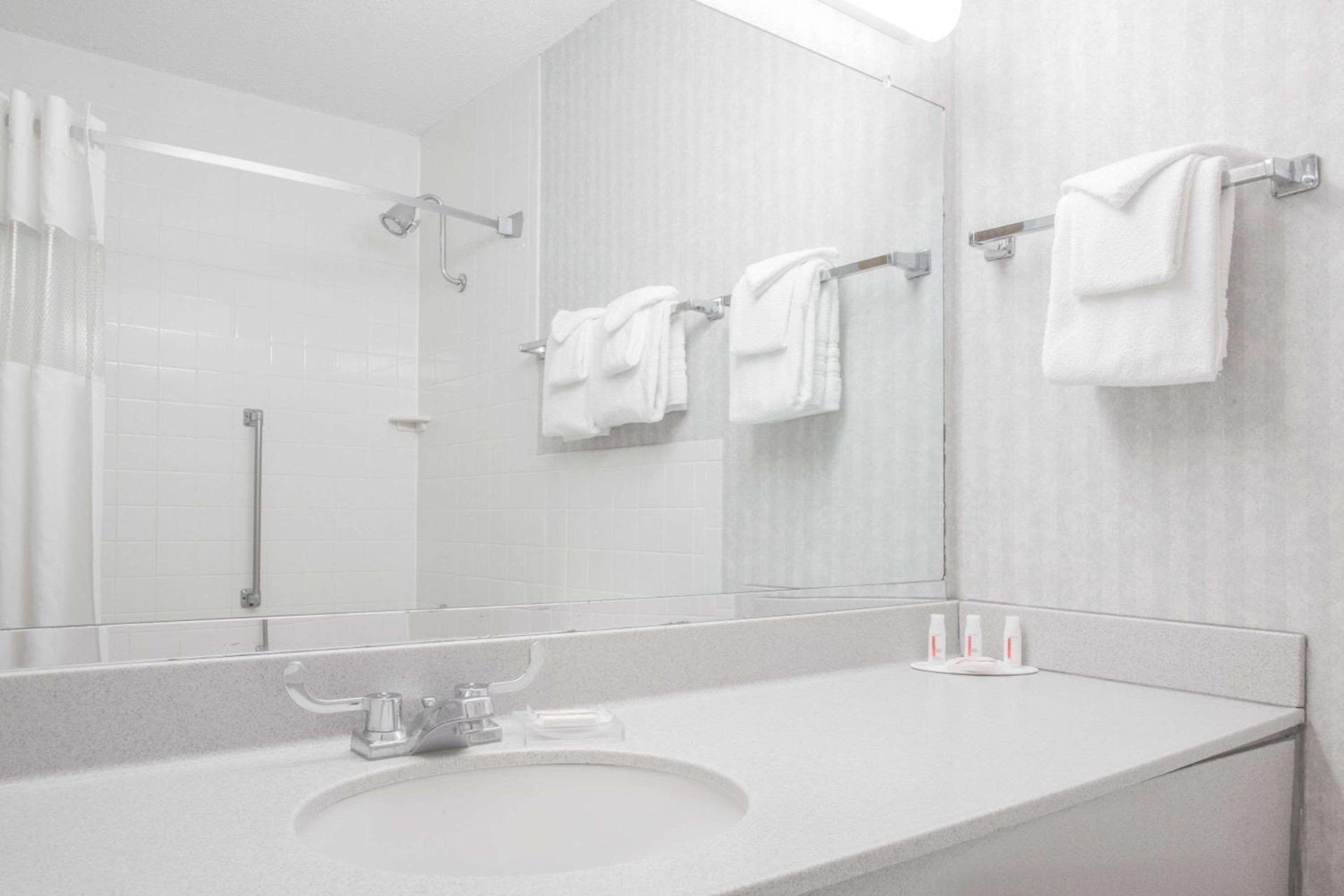 Ramada by Wyndham Angola/Fremont Area photo 9