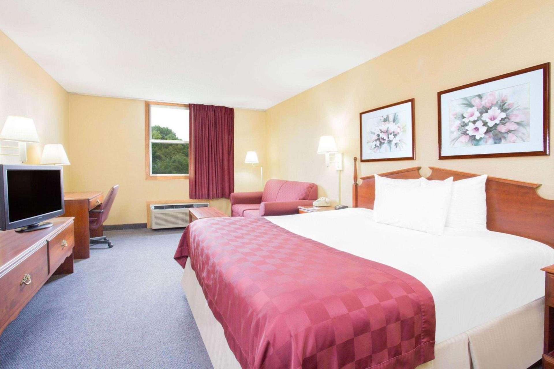 Ramada by Wyndham Angola/Fremont Area photo 10