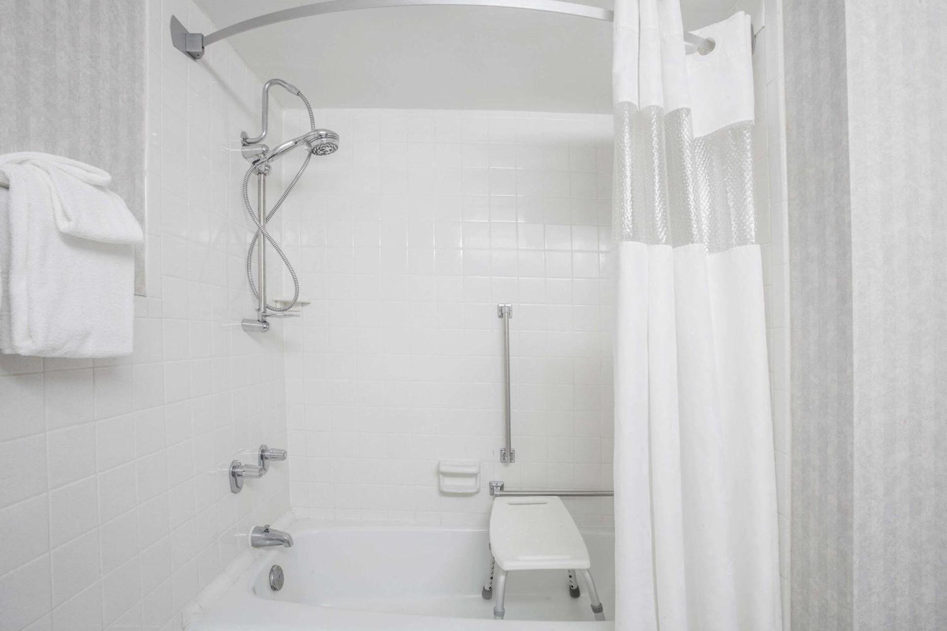 Ramada by Wyndham Angola/Fremont Area photo 13