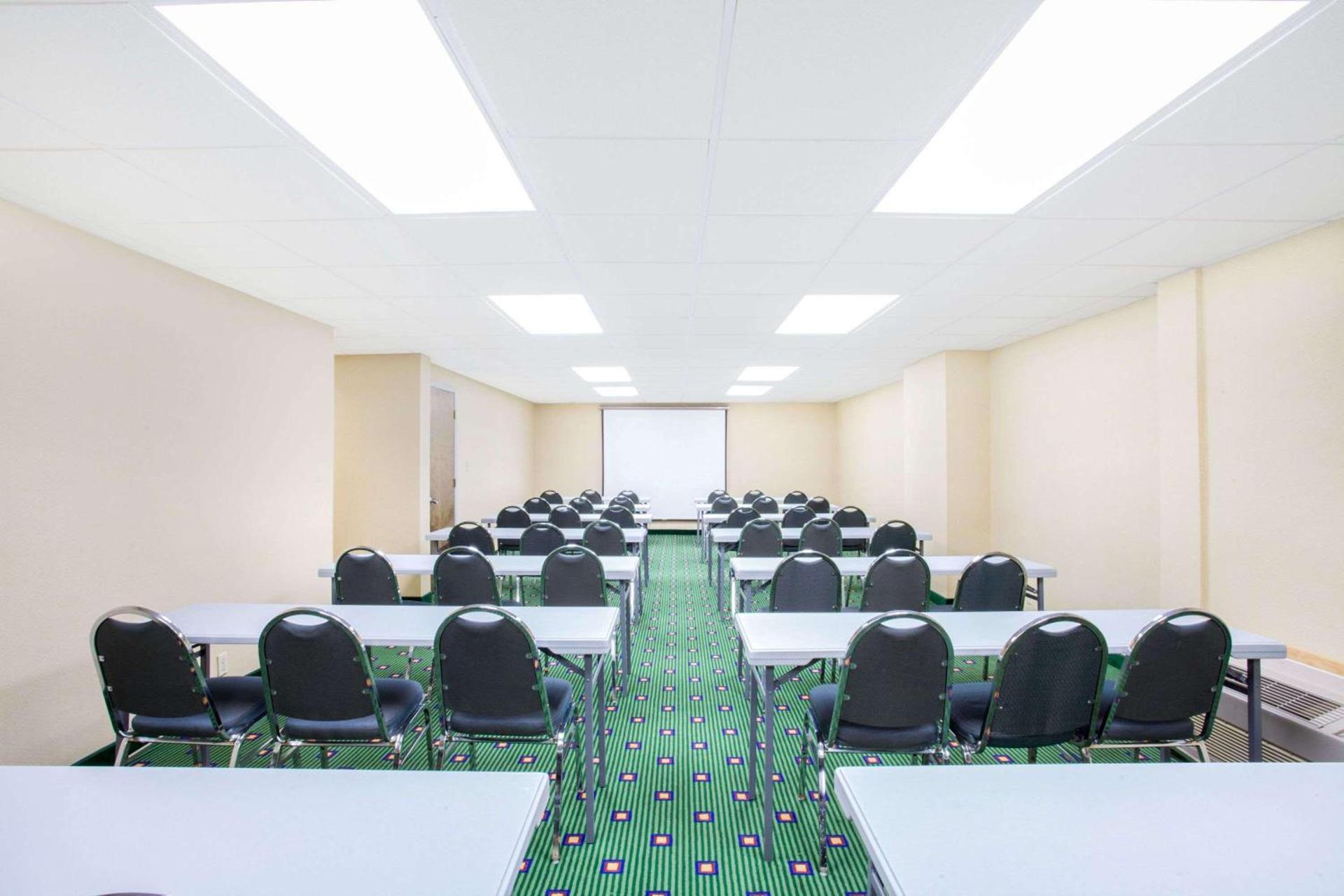 Ramada by Wyndham Angola/Fremont Area photo 15