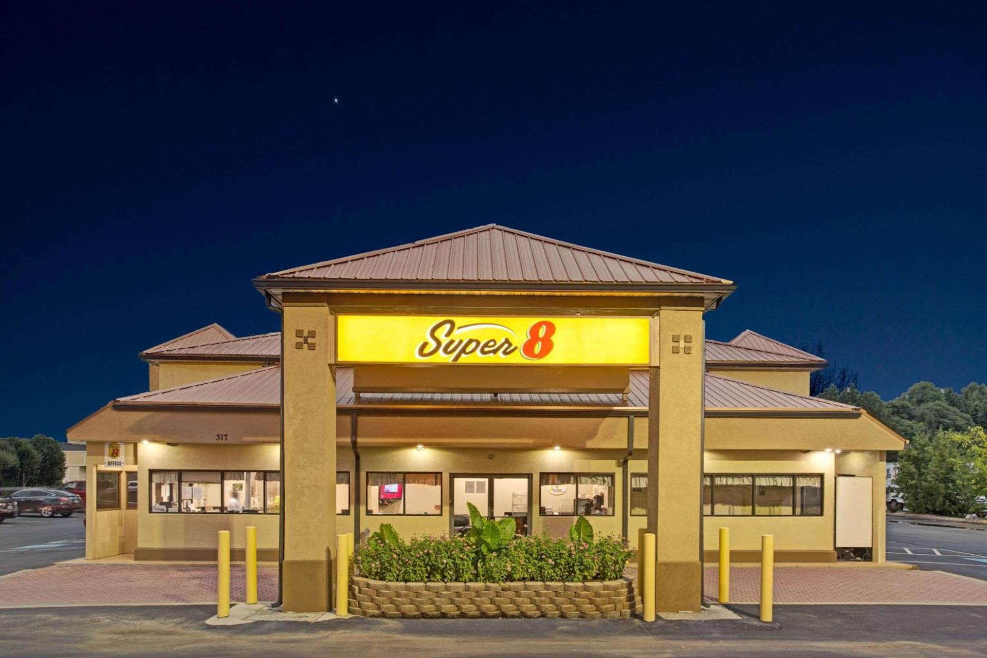 Super 8 by Wyndham Suwanee photo 2