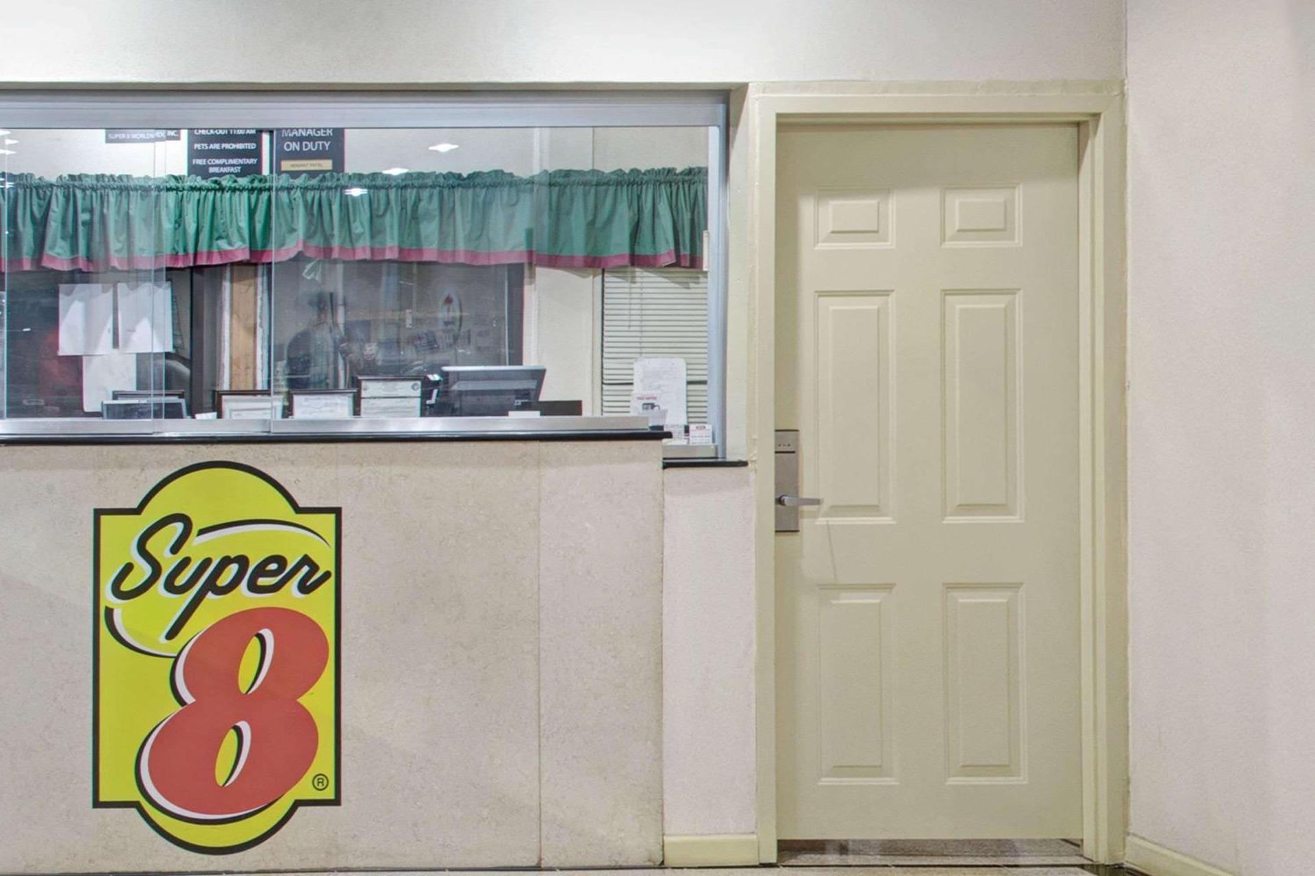 Super 8 by Wyndham Suwanee photo 5