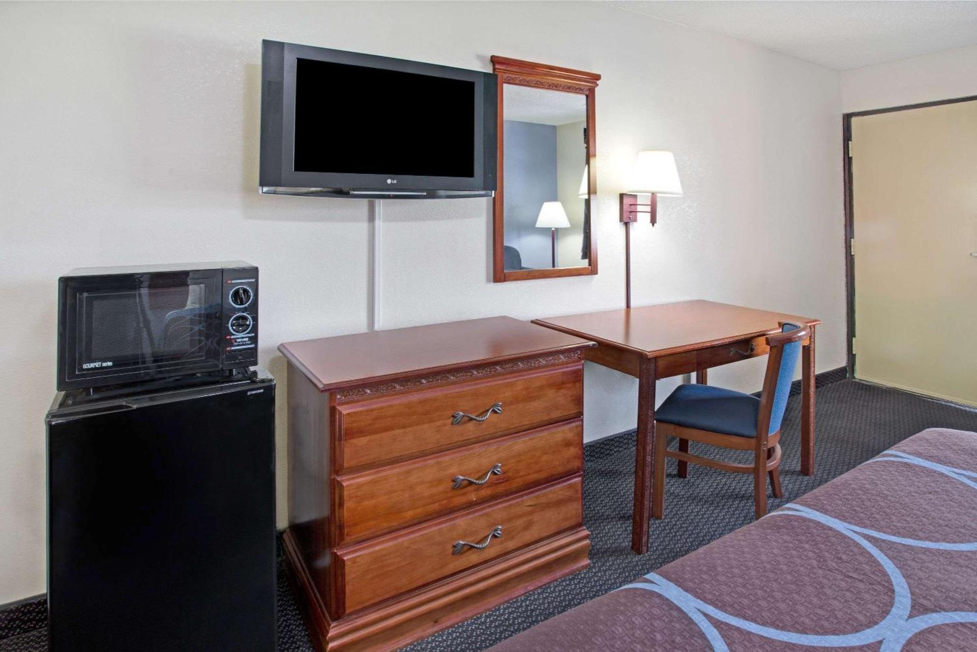 Super 8 by Wyndham Suwanee photo 7