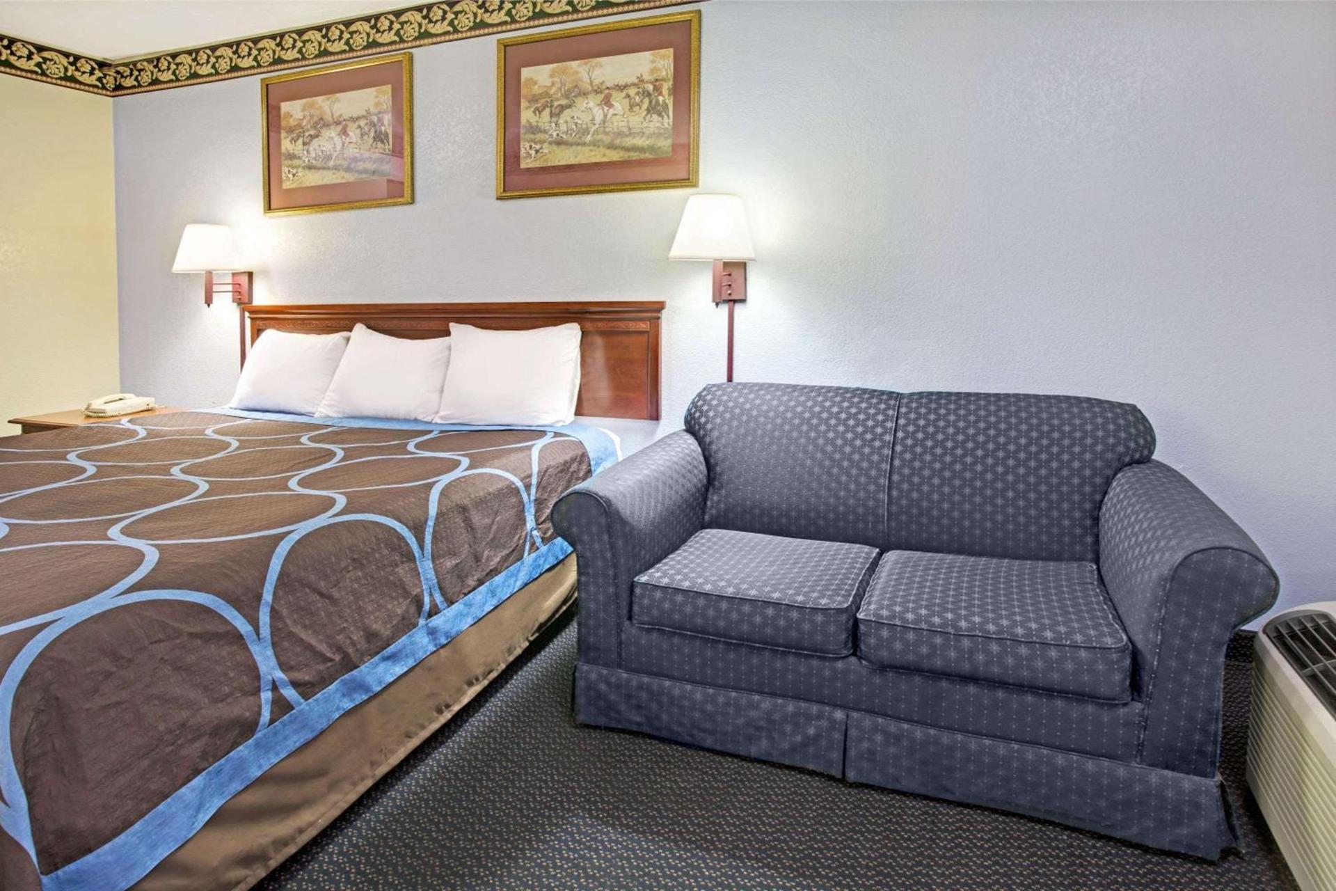 Super 8 by Wyndham Suwanee photo 11