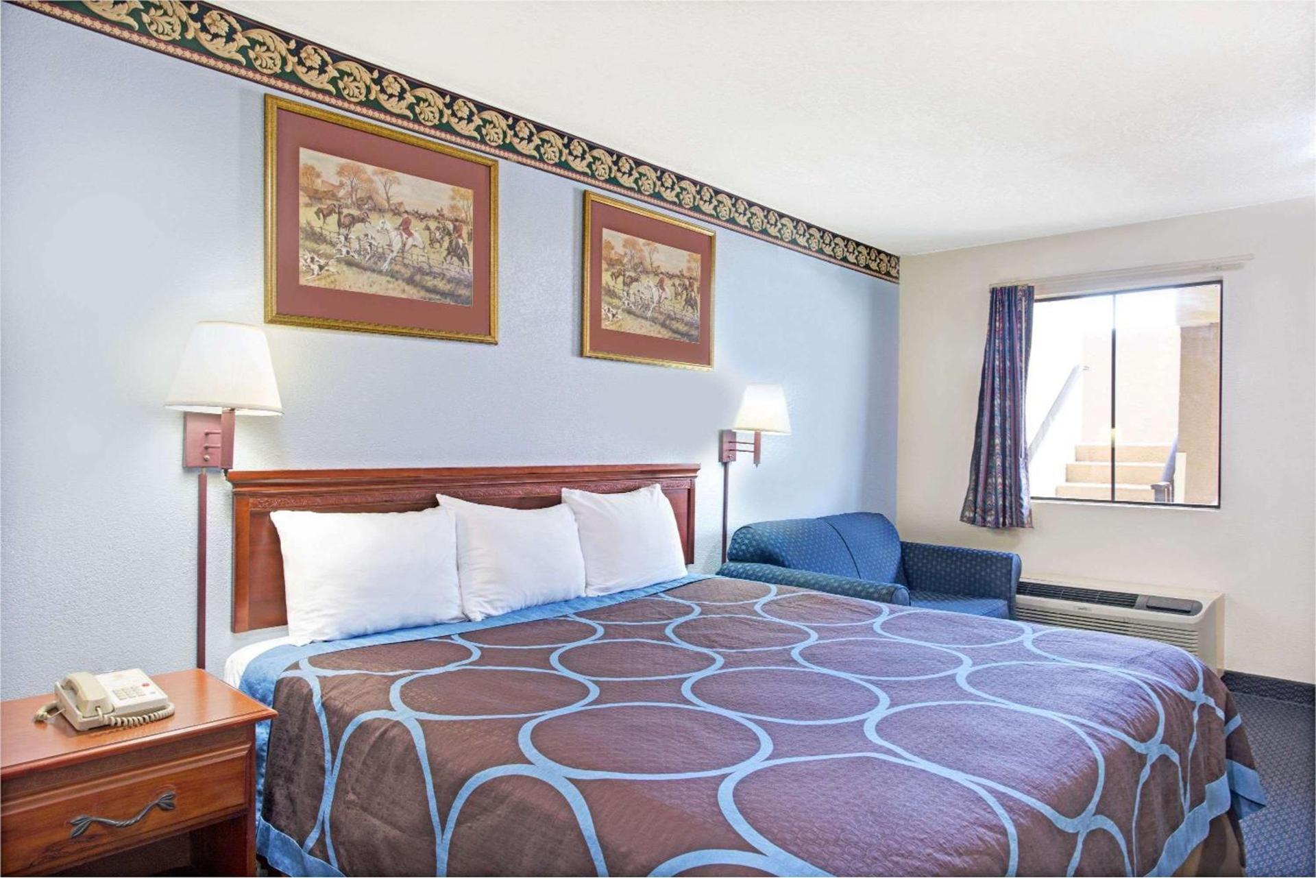 Super 8 by Wyndham Suwanee photo 13