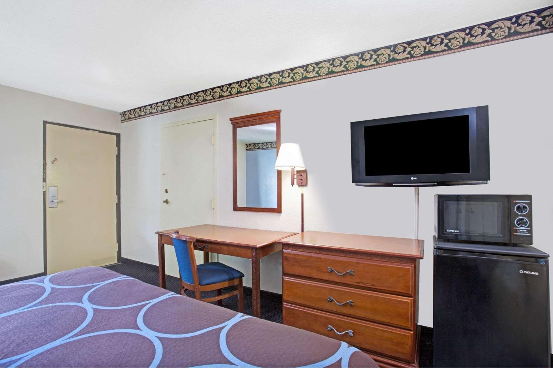 Super 8 by Wyndham Suwanee photo 14