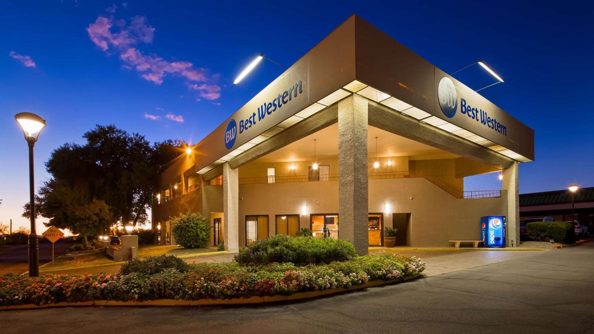 Best Western InnSuites Tucson Foothills Hotel & Suites photo 2