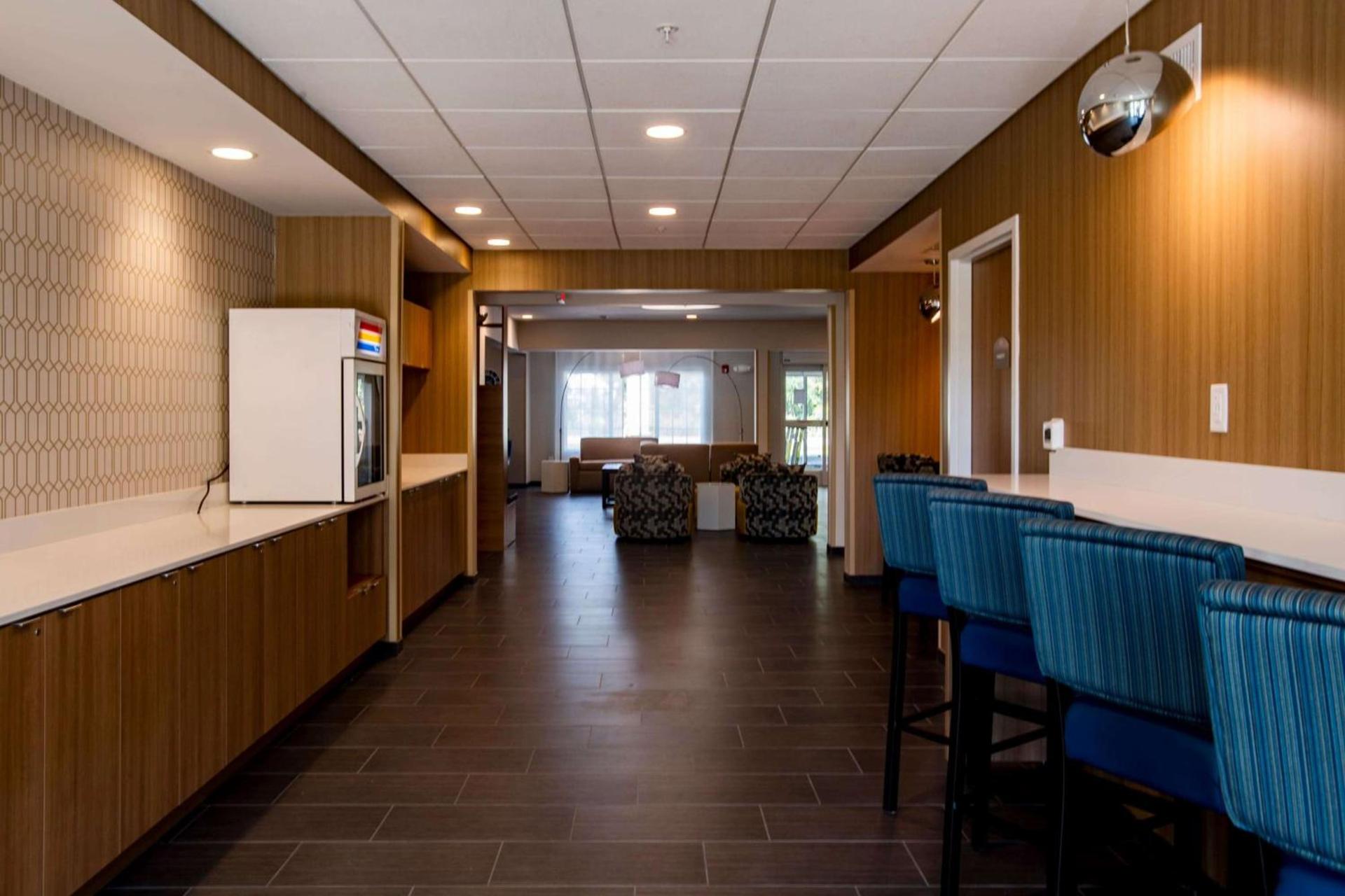 Microtel Inn & Suites by Wyndham Amsterdam NY photo 9