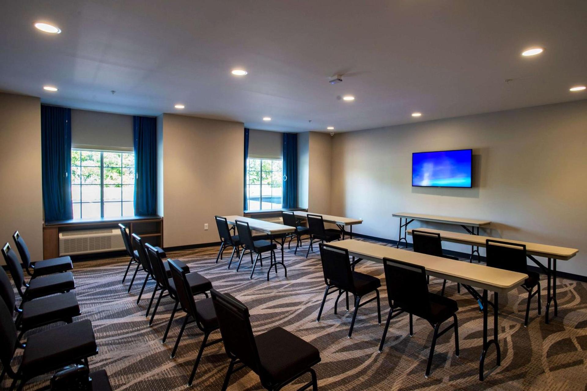 Microtel Inn & Suites by Wyndham Amsterdam NY photo 26