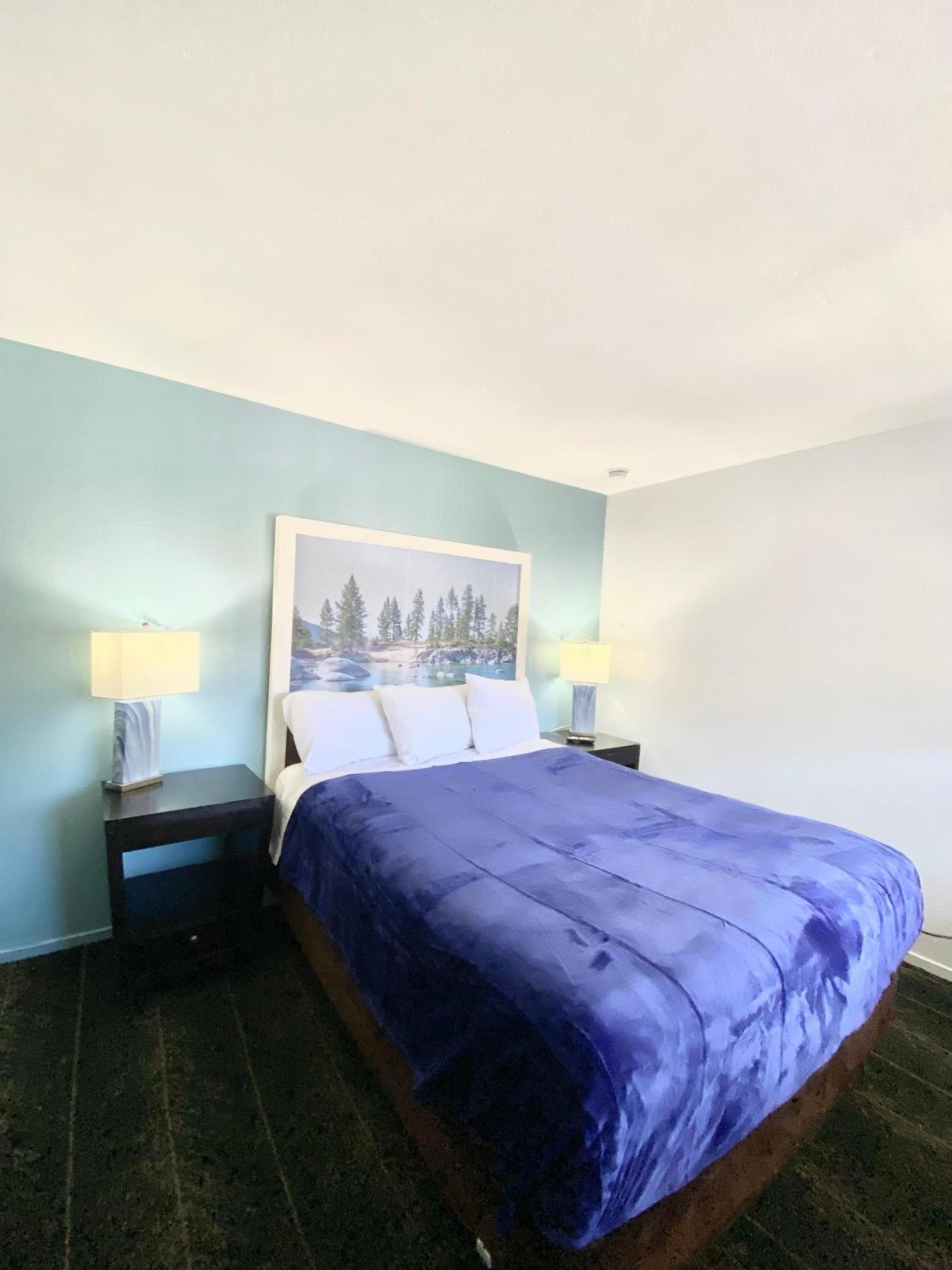 Bluebird Day Inn & Suites photo 17