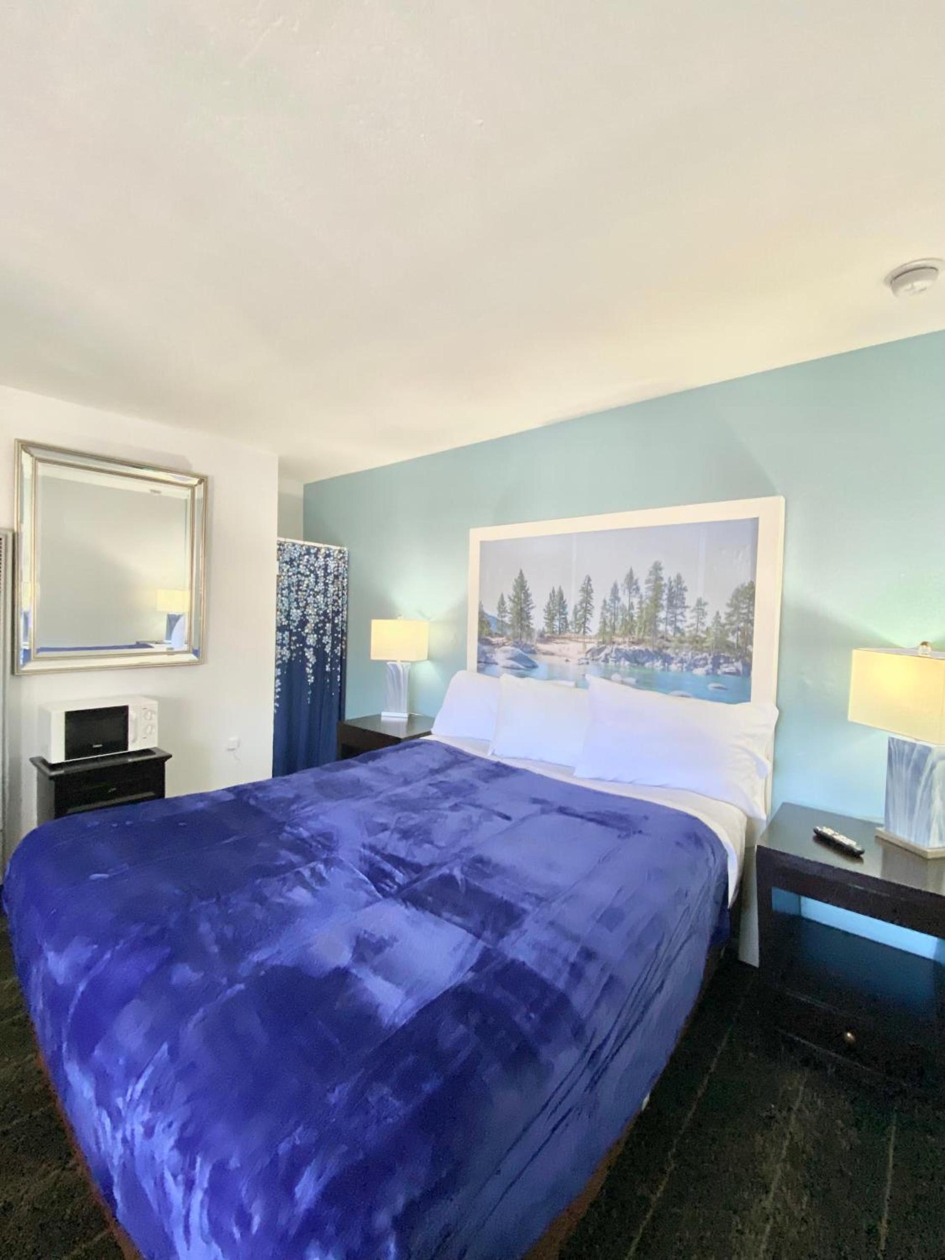 Bluebird Day Inn & Suites photo 8