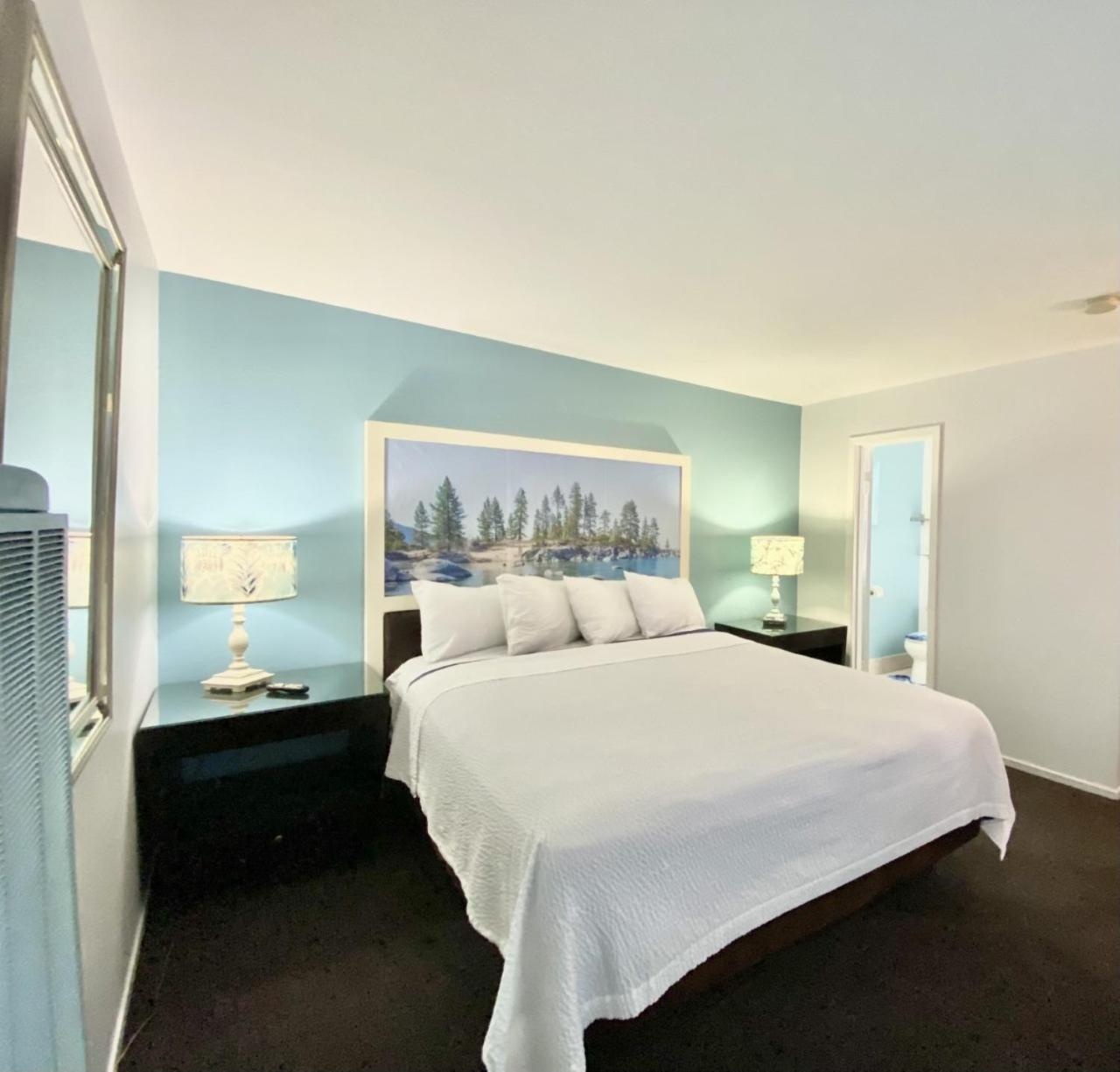 Bluebird Day Inn & Suites photo 2