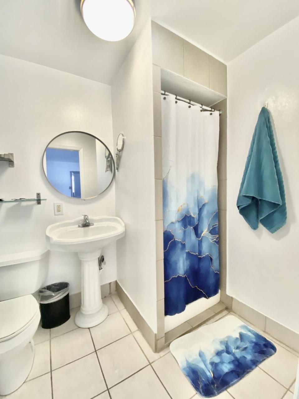 Bluebird Day Inn & Suites photo 4