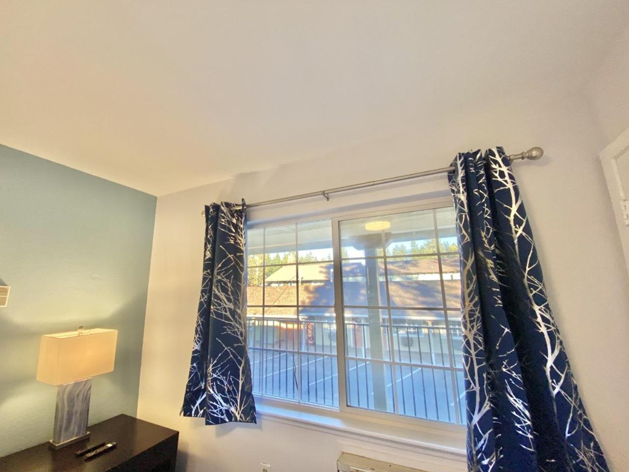 Bluebird Day Inn & Suites photo 11
