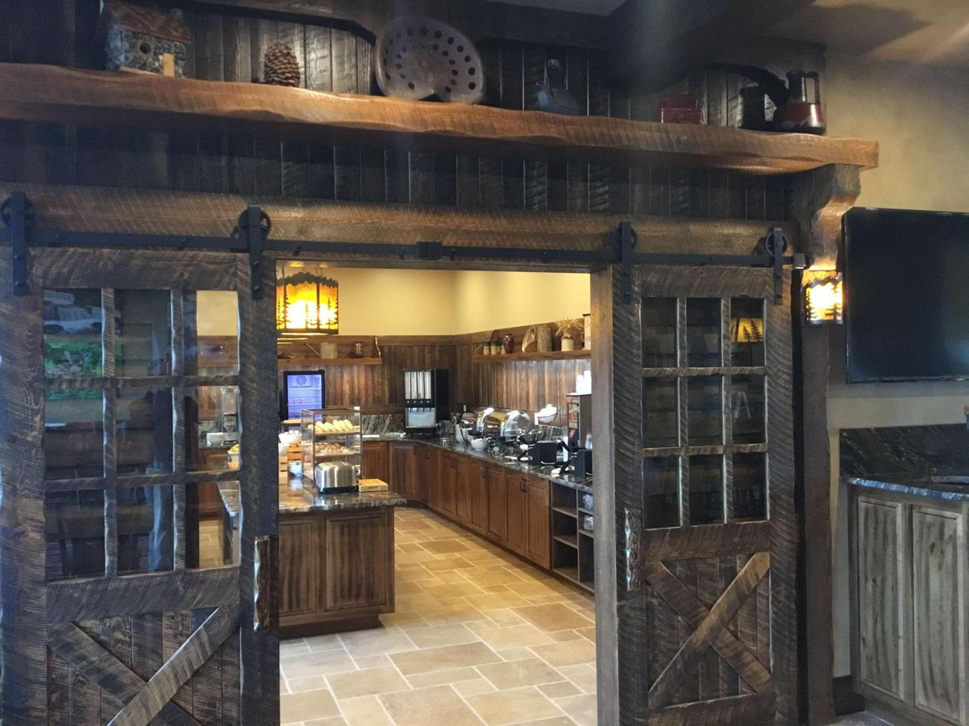 Glacier International Lodge photo 76