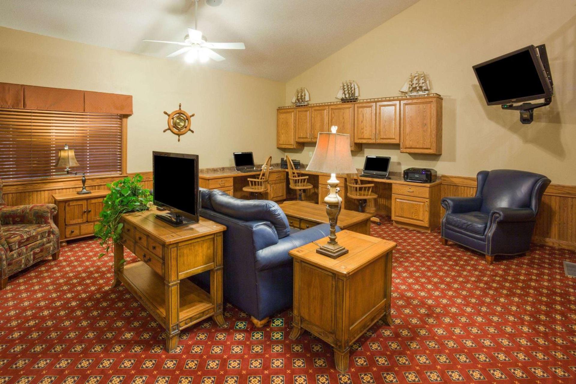 AmericInn by Wyndham Wetmore Munising photo 5