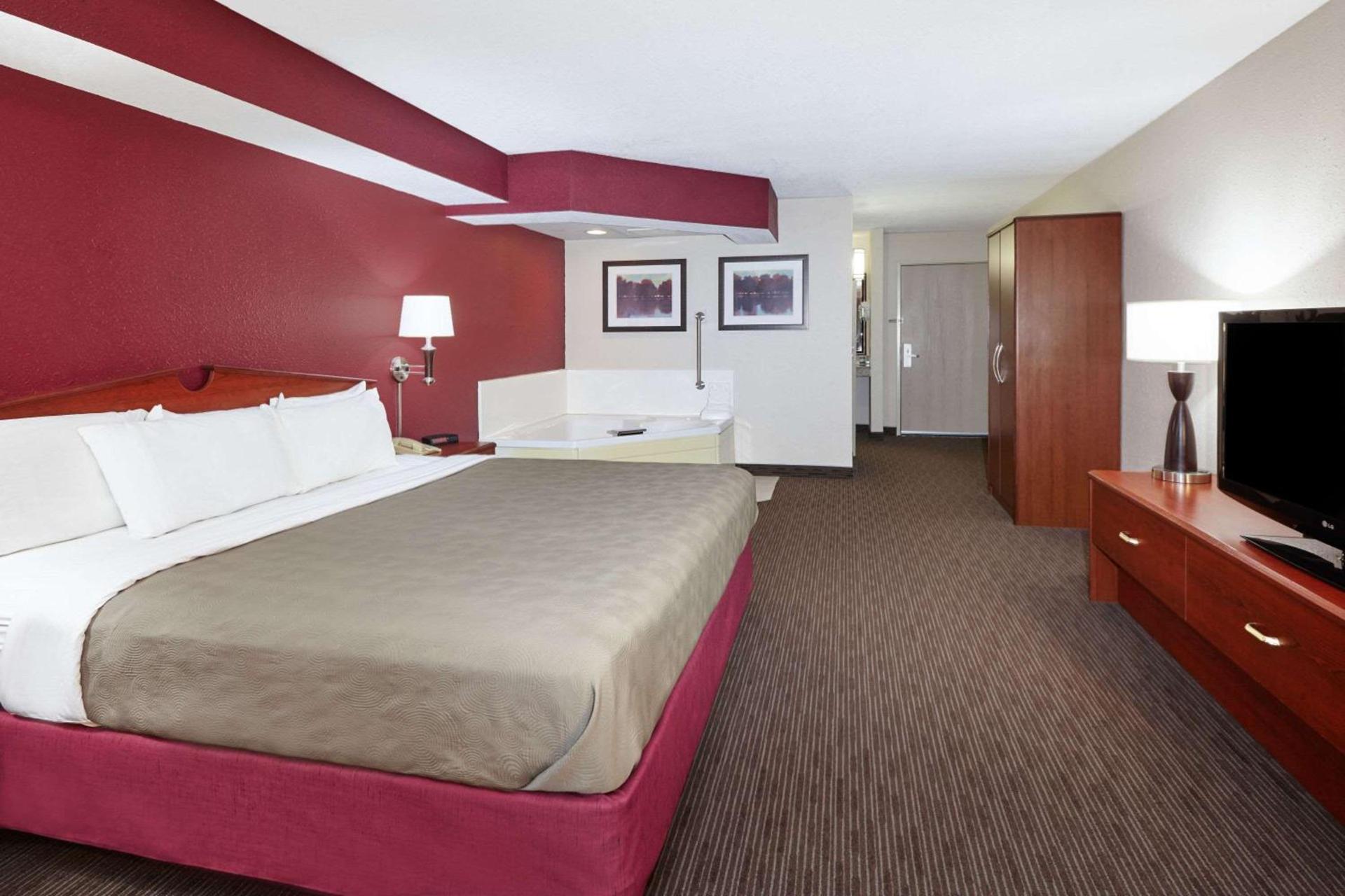 AmericInn by Wyndham Douglas/Saugatuck photo 8