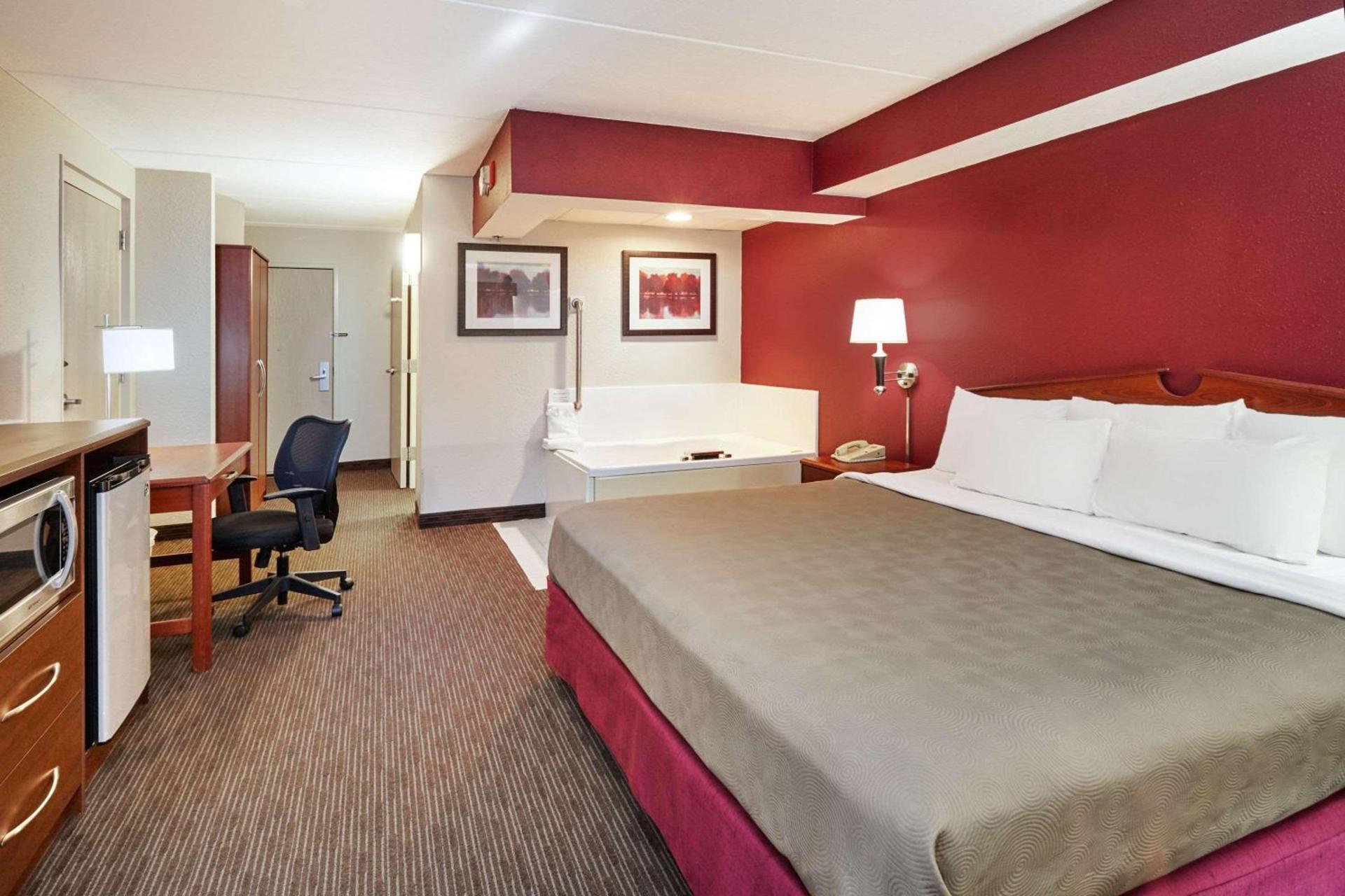 AmericInn by Wyndham Douglas/Saugatuck photo 11