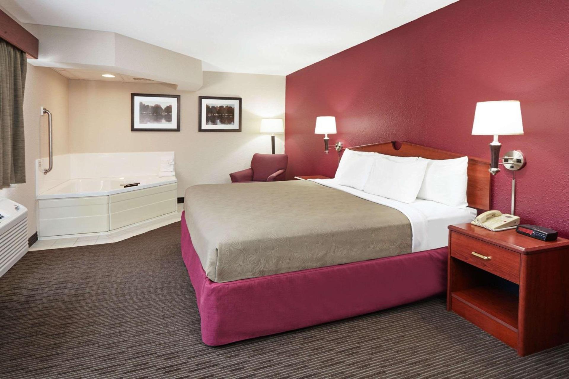 AmericInn by Wyndham Douglas/Saugatuck photo 12