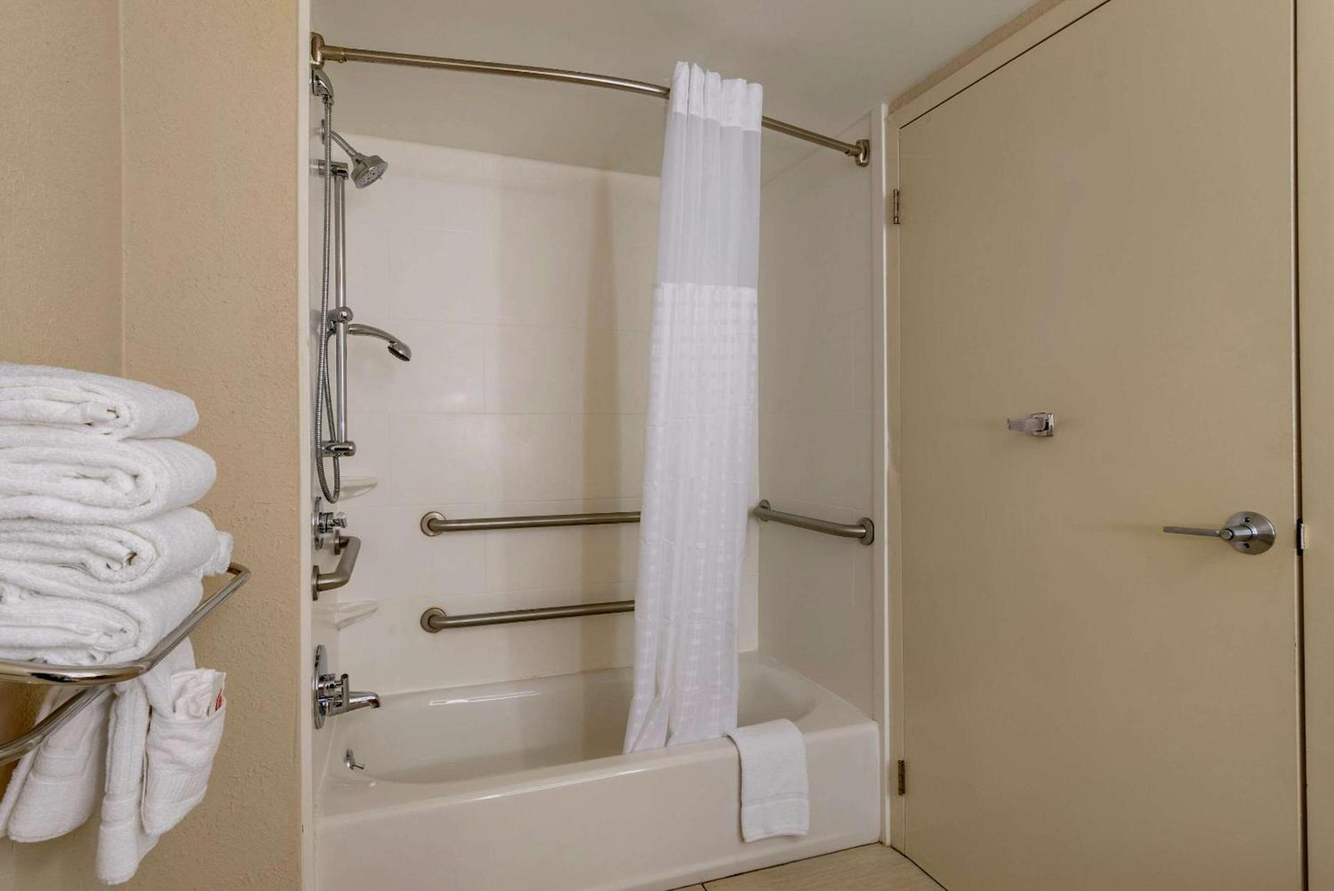 Comfort Suites Alpharetta-Roswell - Atlanta Area photo 12