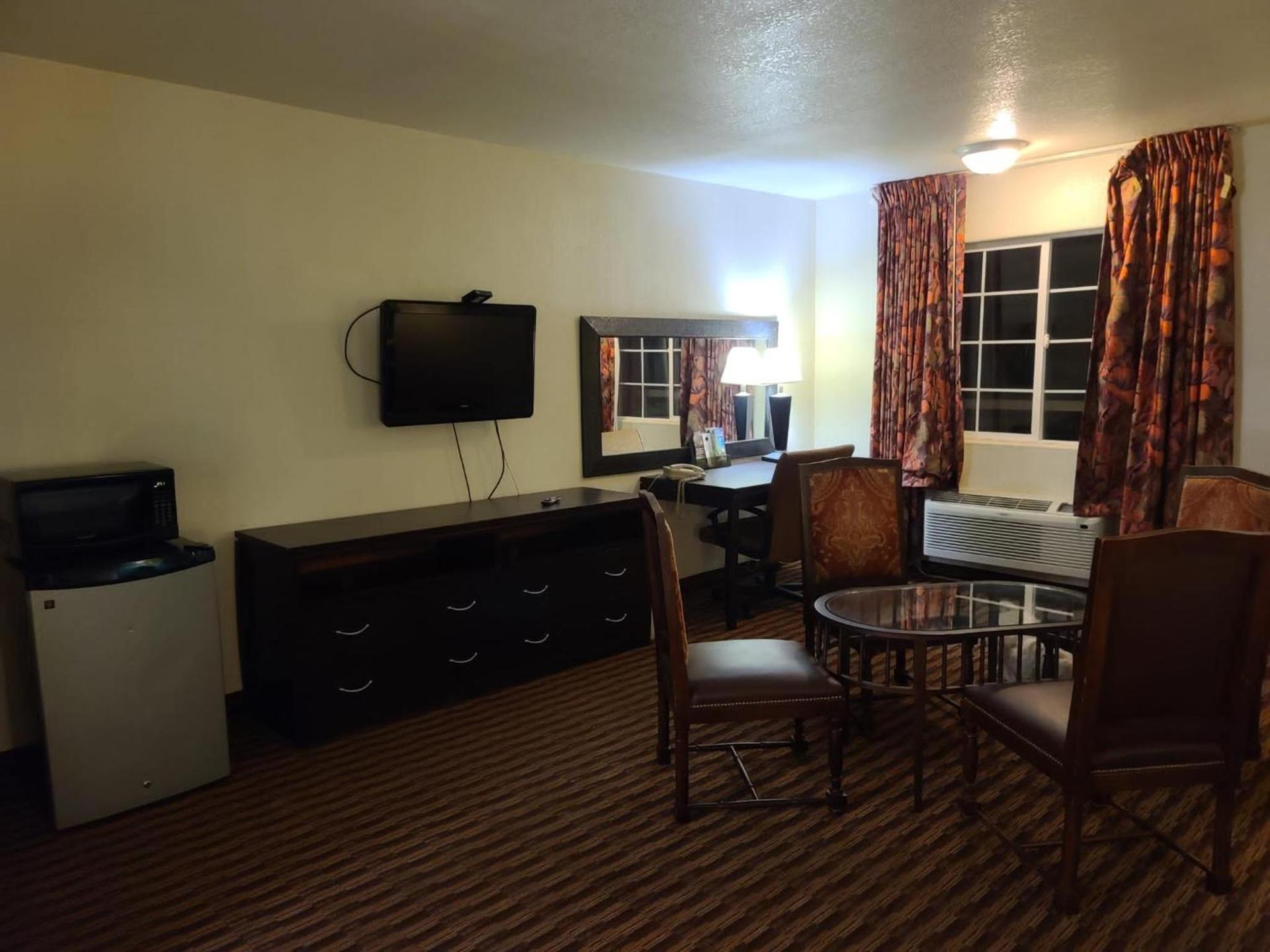 Budget host inn photo 18