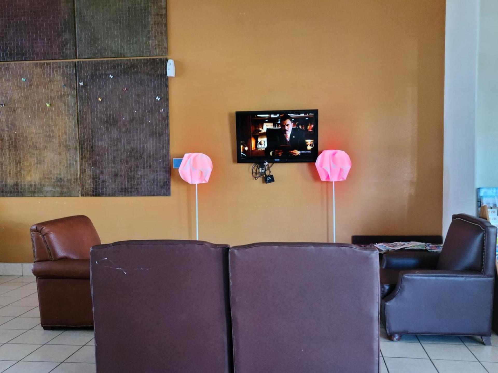 Budget host inn photo 9