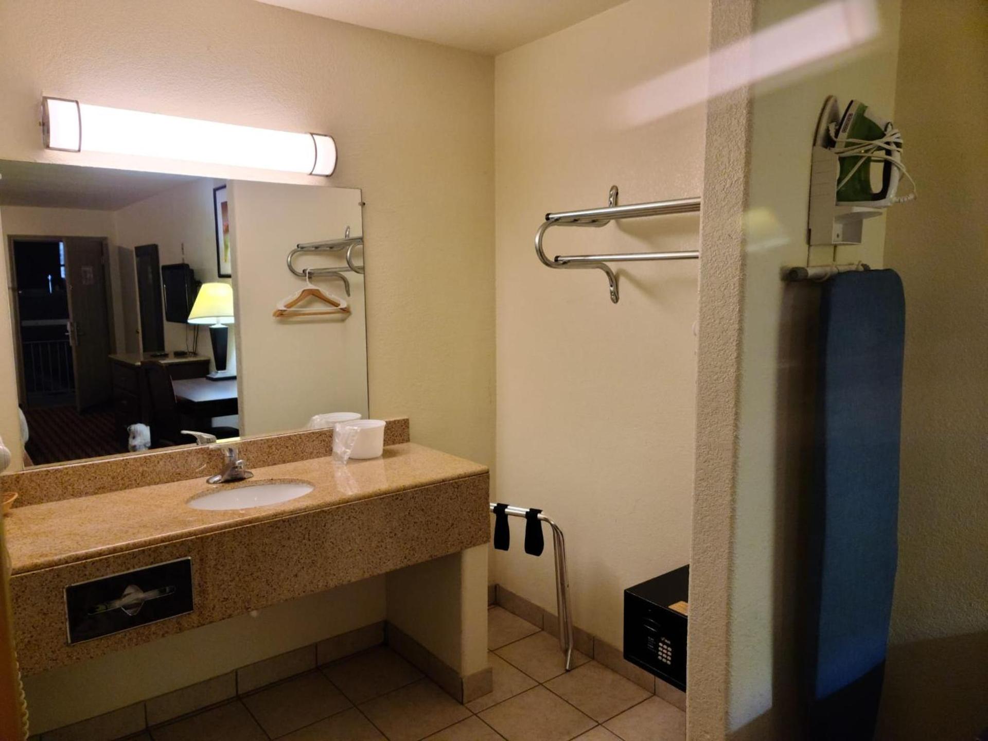 Budget host inn photo 13