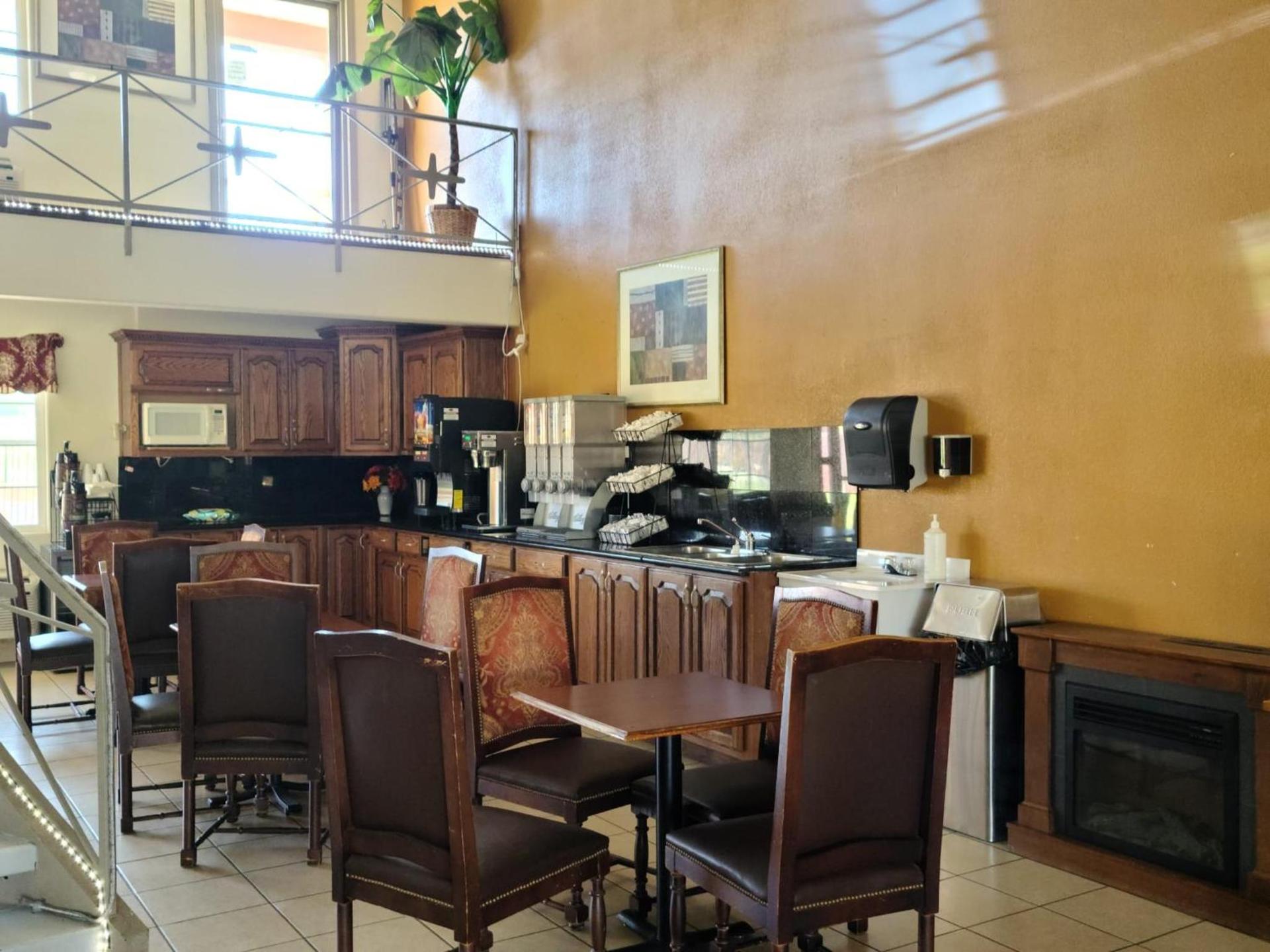 Budget host inn photo 7