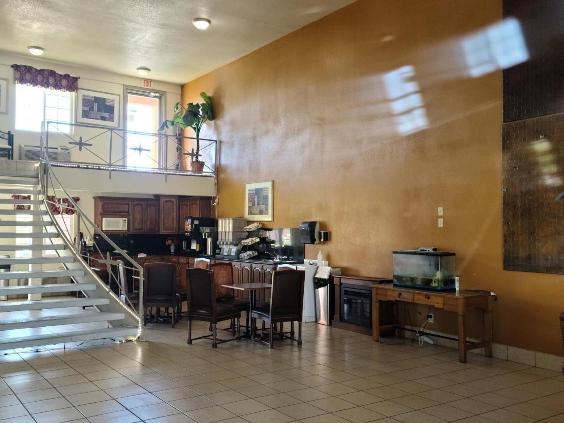 Budget host inn photo 12