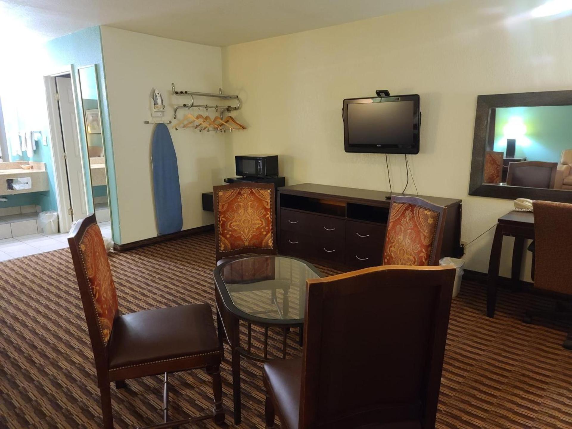 Budget host inn photo 11