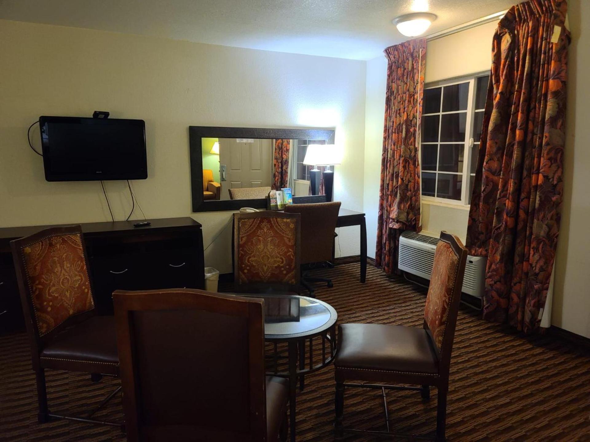 Budget host inn photo 14